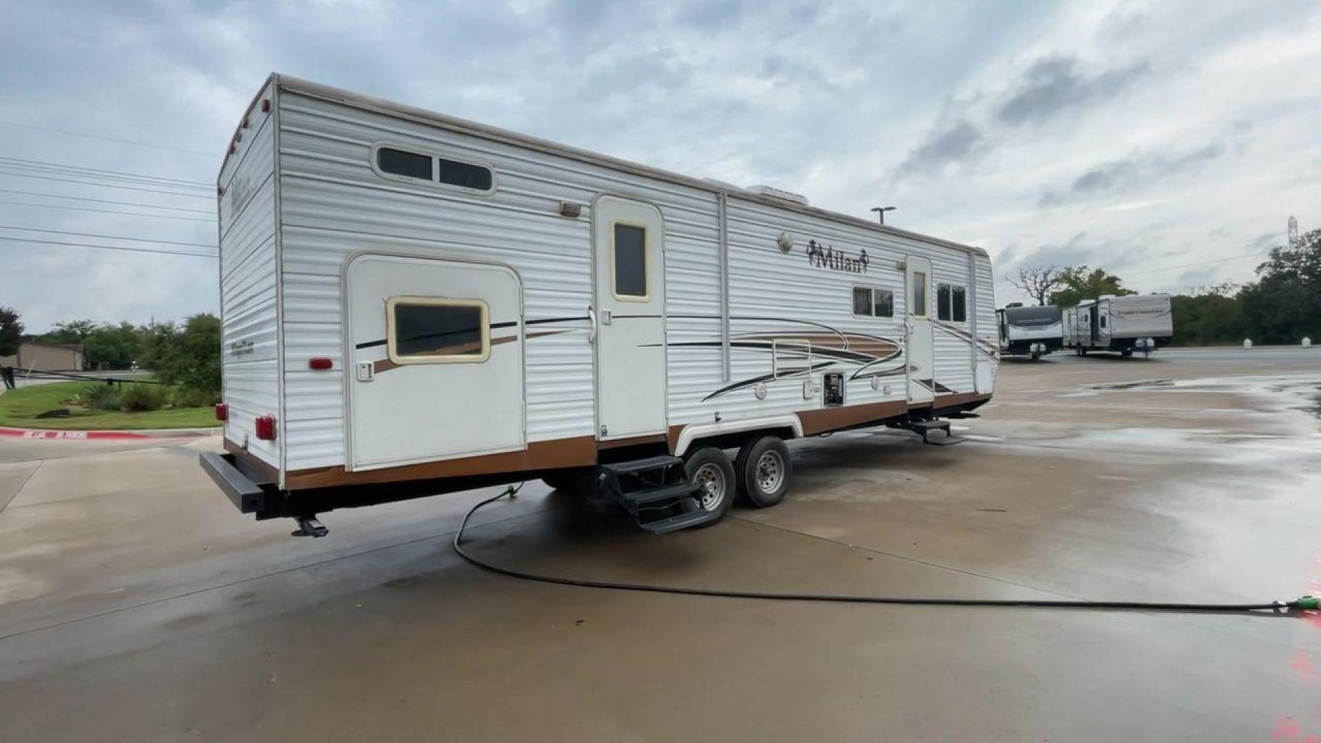 2009 MILAN 29BHSG (5LZBL2929AR) , Length: 34 ft | Dry Weight: 7,200 lbs | Slides: 1 transmission, located at 4319 N Main St, Cleburne, TX, 76033, (817) 678-5133, 32.385960, -97.391212 - Photo#1