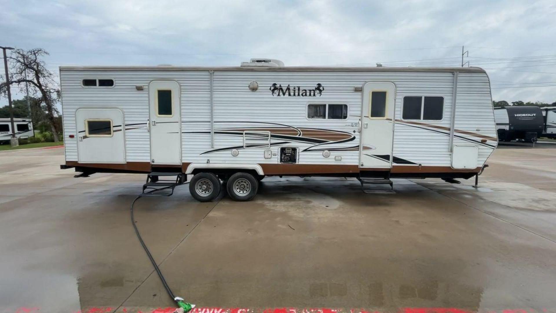 2009 MILAN 29BHSG (5LZBL2929AR) , Length: 34 ft | Dry Weight: 7,200 lbs | Slides: 1 transmission, located at 4319 N Main St, Cleburne, TX, 76033, (817) 678-5133, 32.385960, -97.391212 - Photo#2