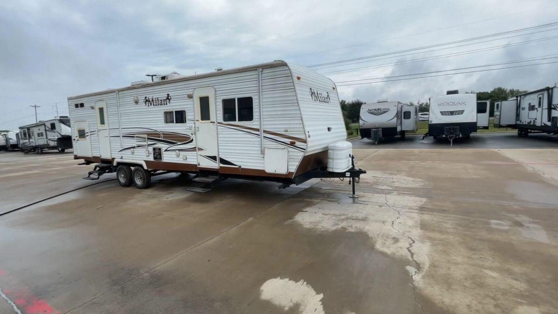 2009 MILAN 29BHSG (5LZBL2929AR) , Length: 34 ft | Dry Weight: 7,200 lbs | Slides: 1 transmission, located at 4319 N Main St, Cleburne, TX, 76033, (817) 678-5133, 32.385960, -97.391212 - Photo#3