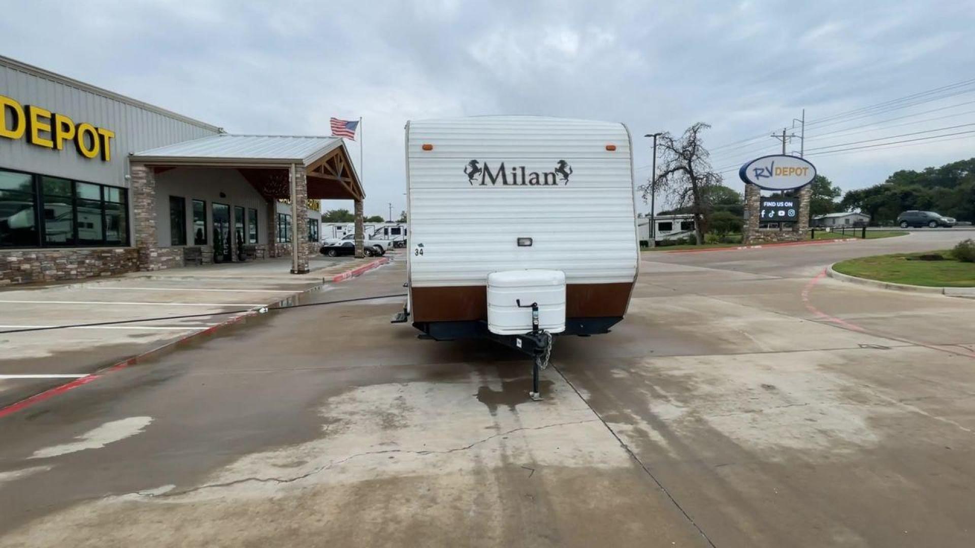 2009 MILAN 29BHSG (5LZBL2929AR) , Length: 34 ft | Dry Weight: 7,200 lbs | Slides: 1 transmission, located at 4319 N Main St, Cleburne, TX, 76033, (817) 678-5133, 32.385960, -97.391212 - Photo#4