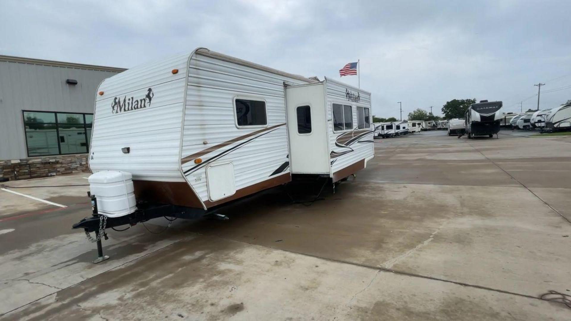 2009 MILAN 29BHSG (5LZBL2929AR) , Length: 34 ft | Dry Weight: 7,200 lbs | Slides: 1 transmission, located at 4319 N Main St, Cleburne, TX, 76033, (817) 678-5133, 32.385960, -97.391212 - Photo#5