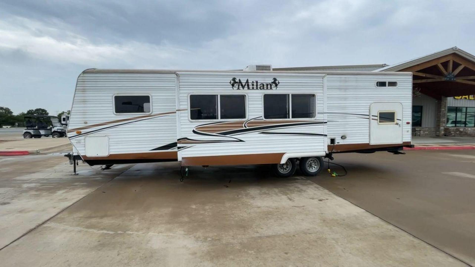 2009 MILAN 29BHSG (5LZBL2929AR) , Length: 34 ft | Dry Weight: 7,200 lbs | Slides: 1 transmission, located at 4319 N Main St, Cleburne, TX, 76033, (817) 678-5133, 32.385960, -97.391212 - Photo#6