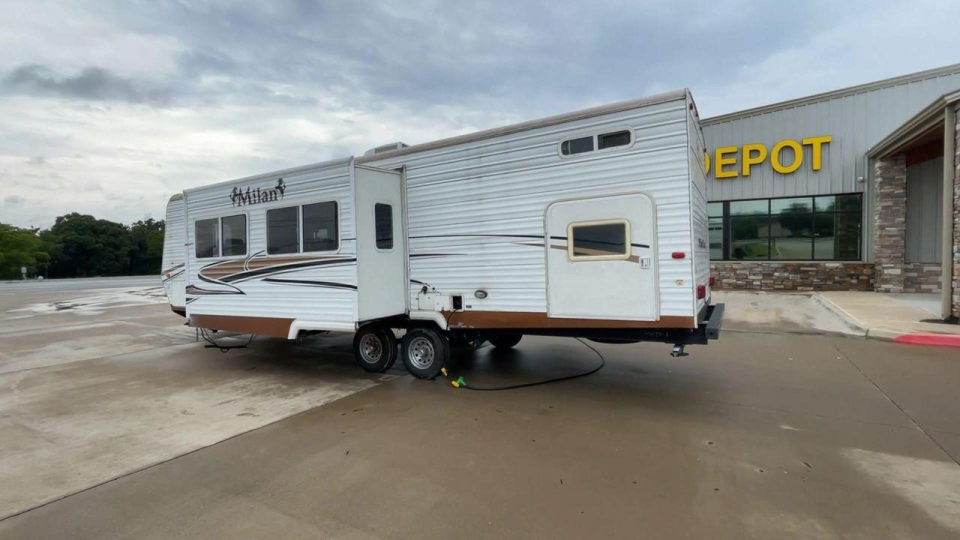 2009 MILAN 29BHSG (5LZBL2929AR) , Length: 34 ft | Dry Weight: 7,200 lbs | Slides: 1 transmission, located at 4319 N Main St, Cleburne, TX, 76033, (817) 678-5133, 32.385960, -97.391212 - Photo#7