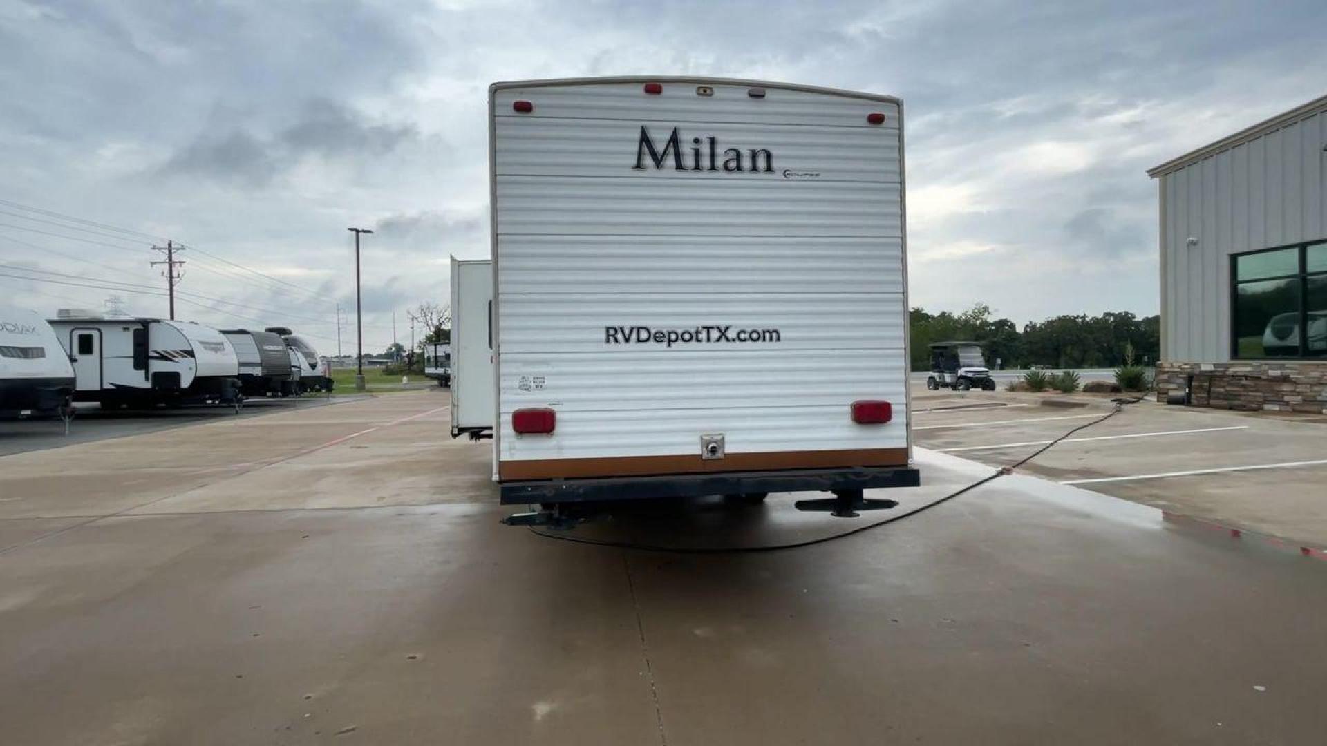 2009 MILAN 29BHSG (5LZBL2929AR) , Length: 34 ft | Dry Weight: 7,200 lbs | Slides: 1 transmission, located at 4319 N Main St, Cleburne, TX, 76033, (817) 678-5133, 32.385960, -97.391212 - Photo#8