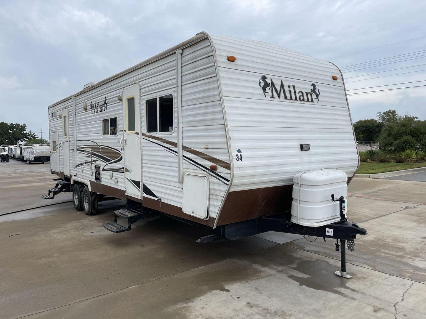 2009 MILAN 29BHSG (5LZBL2929AR) , Length: 34 ft | Dry Weight: 7,200 lbs | Slides: 1 transmission, located at 4319 N Main St, Cleburne, TX, 76033, (817) 678-5133, 32.385960, -97.391212 - Photo#23