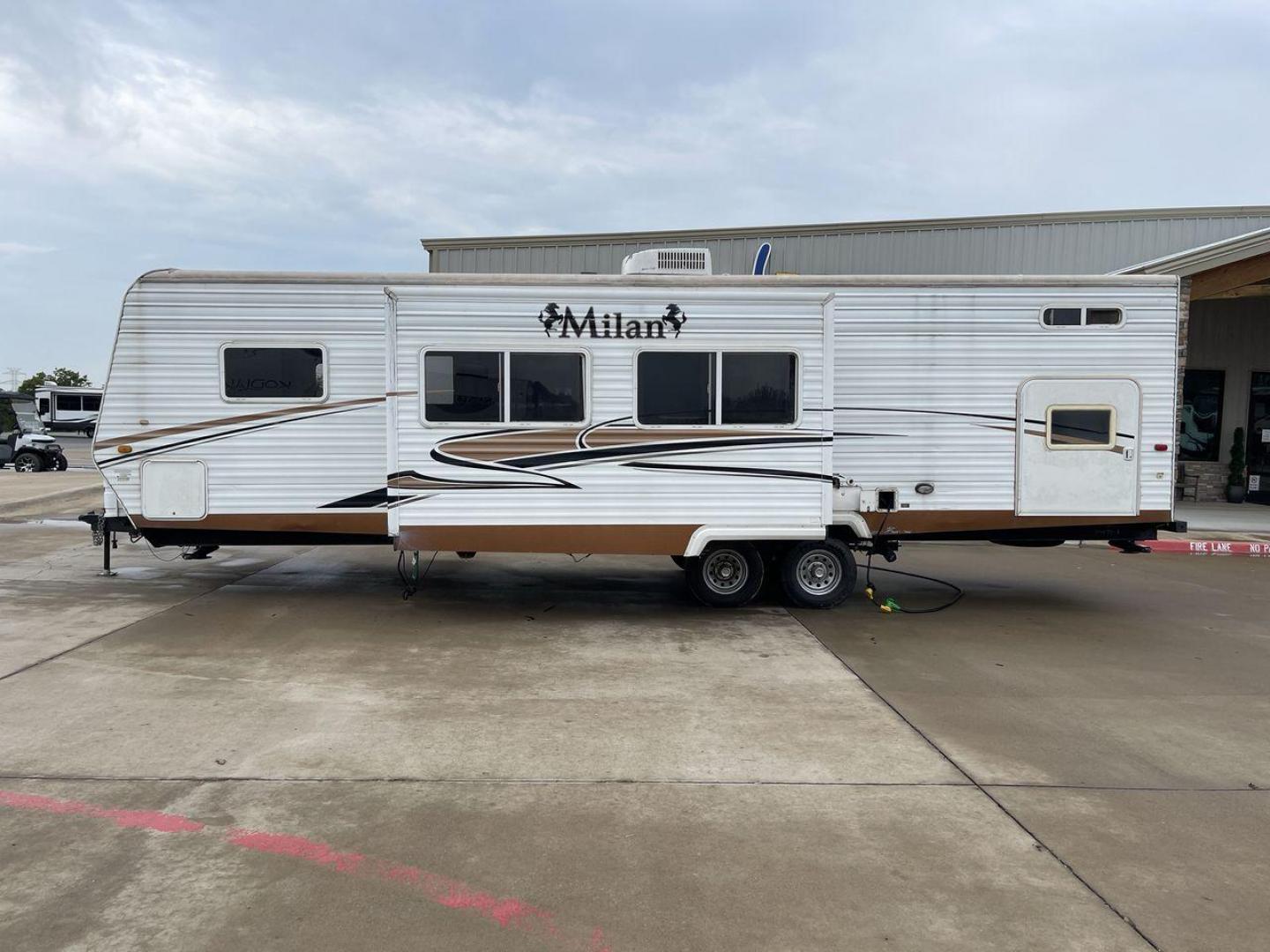 2009 MILAN 29BHSG (5LZBL2929AR) , Length: 34 ft | Dry Weight: 7,200 lbs | Slides: 1 transmission, located at 4319 N Main St, Cleburne, TX, 76033, (817) 678-5133, 32.385960, -97.391212 - Photo#24