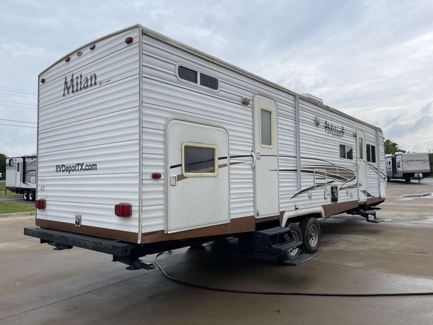 2009 MILAN 29BHSG (5LZBL2929AR) , Length: 34 ft | Dry Weight: 7,200 lbs | Slides: 1 transmission, located at 4319 N Main St, Cleburne, TX, 76033, (817) 678-5133, 32.385960, -97.391212 - Photo#25