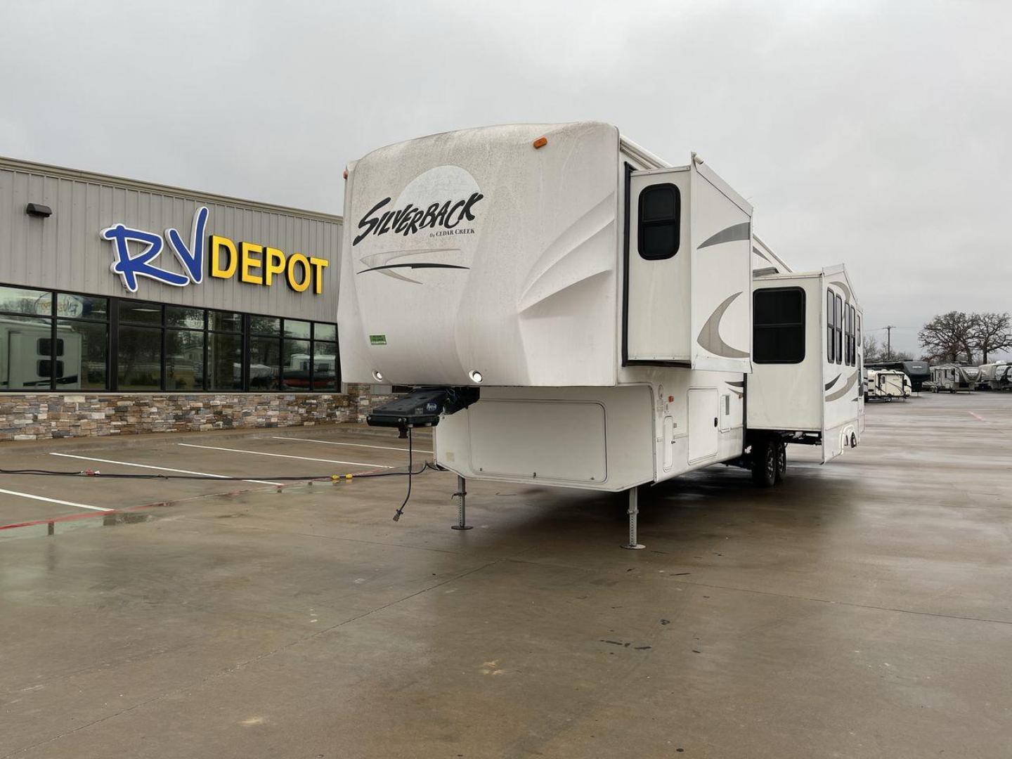 2010 WHITE CEDAR CREEK SILVERBA 35QB (4X4FCRL22AS) , Length: 41 ft.| Dry Weight: 12,184 lbs | Gross Weight: 15,500 lbs | Slides: 4 transmission, located at 4319 N Main St, Cleburne, TX, 76033, (817) 678-5133, 32.385960, -97.391212 - With a length of 39 feet, the 35QB floor plan offers a private bunkhouse at the rear, ensuring a cozy retreat for the little ones or a group of friends. Its spacious living area with slide-outs expands the interior space for comfortable dining and entertainment. The kitchen is equipped with resident - Photo#0