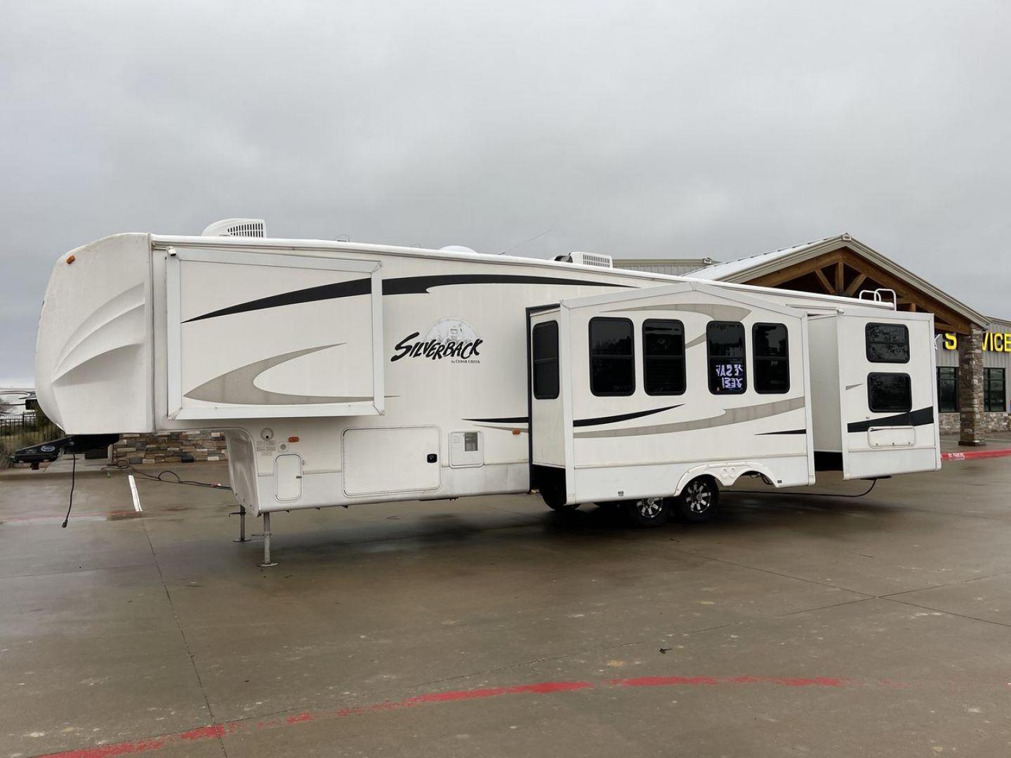 2010 WHITE CEDAR CREEK SILVERBA 35QB (4X4FCRL22AS) , Length: 41 ft.| Dry Weight: 12,184 lbs | Gross Weight: 15,500 lbs | Slides: 4 transmission, located at 4319 N Main St, Cleburne, TX, 76033, (817) 678-5133, 32.385960, -97.391212 - With a length of 39 feet, the 35QB floor plan offers a private bunkhouse at the rear, ensuring a cozy retreat for the little ones or a group of friends. Its spacious living area with slide-outs expands the interior space for comfortable dining and entertainment. The kitchen is equipped with resident - Photo#24