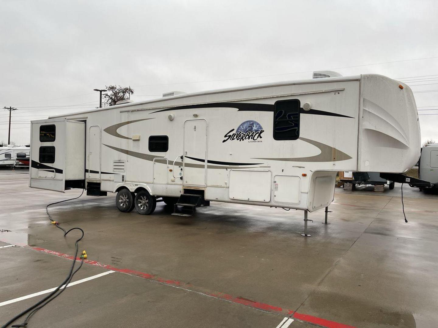 2010 WHITE CEDAR CREEK SILVERBA 35QB (4X4FCRL22AS) , Length: 41 ft.| Dry Weight: 12,184 lbs | Gross Weight: 15,500 lbs | Slides: 4 transmission, located at 4319 N Main St, Cleburne, TX, 76033, (817) 678-5133, 32.385960, -97.391212 - With a length of 39 feet, the 35QB floor plan offers a private bunkhouse at the rear, ensuring a cozy retreat for the little ones or a group of friends. Its spacious living area with slide-outs expands the interior space for comfortable dining and entertainment. The kitchen is equipped with resident - Photo#25