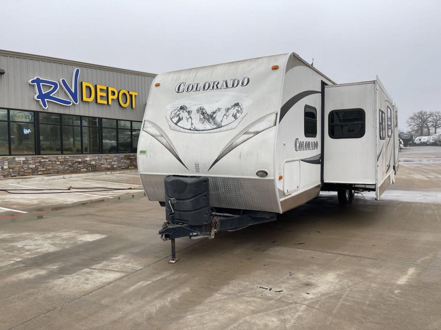 2010 WHITE COLORADO 31BH (47CTCRS2XAP) , Length: 35.58 ft. | Dry Weight: 9,242 lbs. | Slides: 2 transmission, located at 4319 N Main St, Cleburne, TX, 76033, (817) 678-5133, 32.385960, -97.391212 - Discover extra features that contribute to making this RV an ideal investment. (1) the 2010 Colorado 31BH is lightweight and easy to tow, making it accessible for most SUVs and trucks. (2) It has Durable construction with aluminum exterior and laminated sidewalls (3) The Awning provides shade a - Photo#0