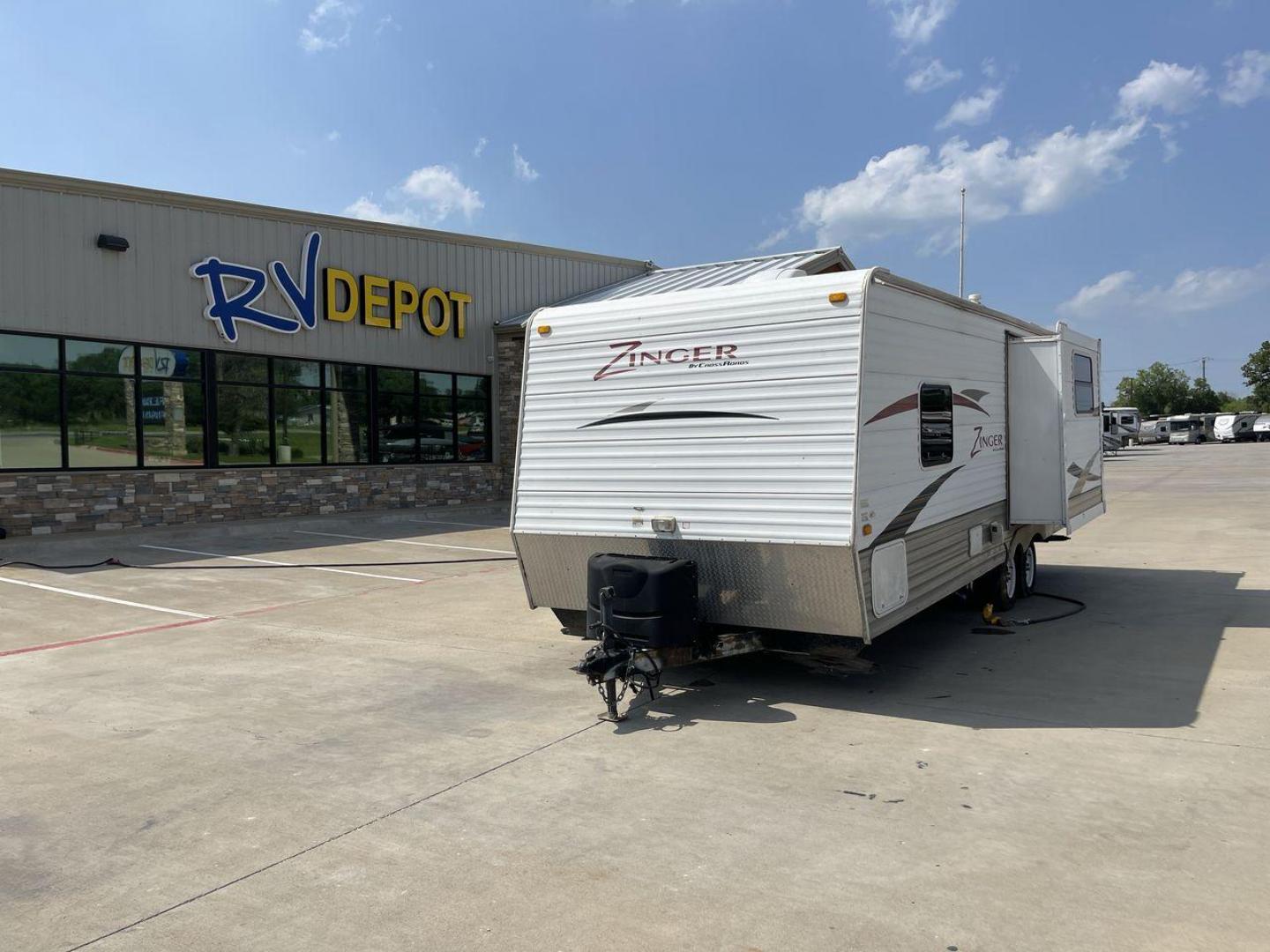 2010 WHITE CROSSROADS ZINGER (4V0TC252XAA) , Length: 26 ft | Dry Weight: 4,519 lbs | Gross Weight: 7,580 lbs | Slides: 1 transmission, located at 4319 N Main St, Cleburne, TX, 76033, (817) 678-5133, 32.385960, -97.391212 - With the 2010 CrossRoads RV Zinger ZT250RK, you may have the perfect balance of comfort and convenience. The dry weight of this 26-foot travel trailer is 4,519 pounds, while the gross weight is 7,580. This makes it easy to tow without sacrificing space or comfort. This RV has a single slide-out and - Photo#0