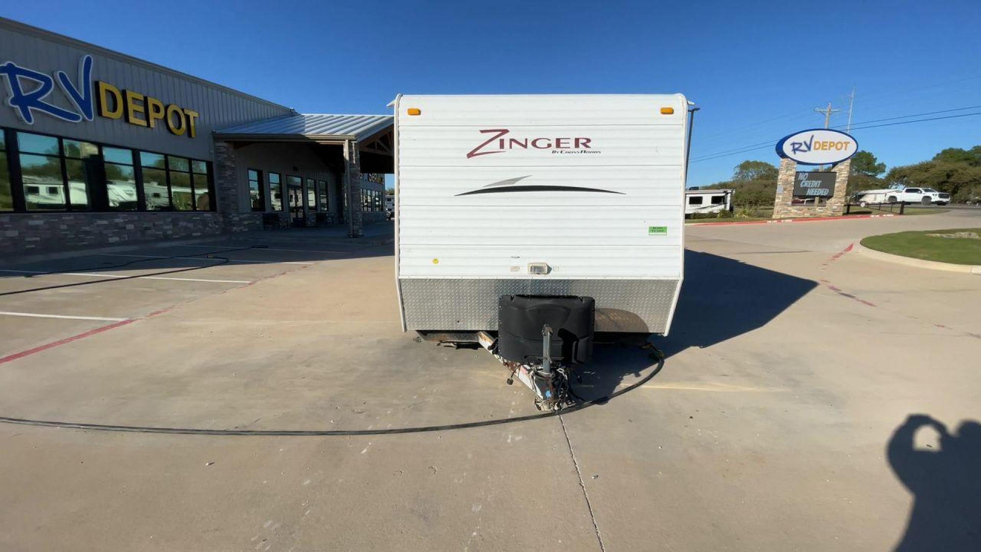 2010 WHITE CROSSROADS ZINGER (4V0TC252XAA) , Length: 26 ft | Dry Weight: 4,519 lbs | Gross Weight: 7,580 lbs | Slides: 1 transmission, located at 4319 N Main St, Cleburne, TX, 76033, (817) 678-5133, 32.385960, -97.391212 - With the 2010 CrossRoads RV Zinger ZT250RK, you may have the perfect balance of comfort and convenience. The dry weight of this 26-foot travel trailer is 4,519 pounds, while the gross weight is 7,580. This makes it easy to tow without sacrificing space or comfort. This RV has a single slide-out and - Photo#4