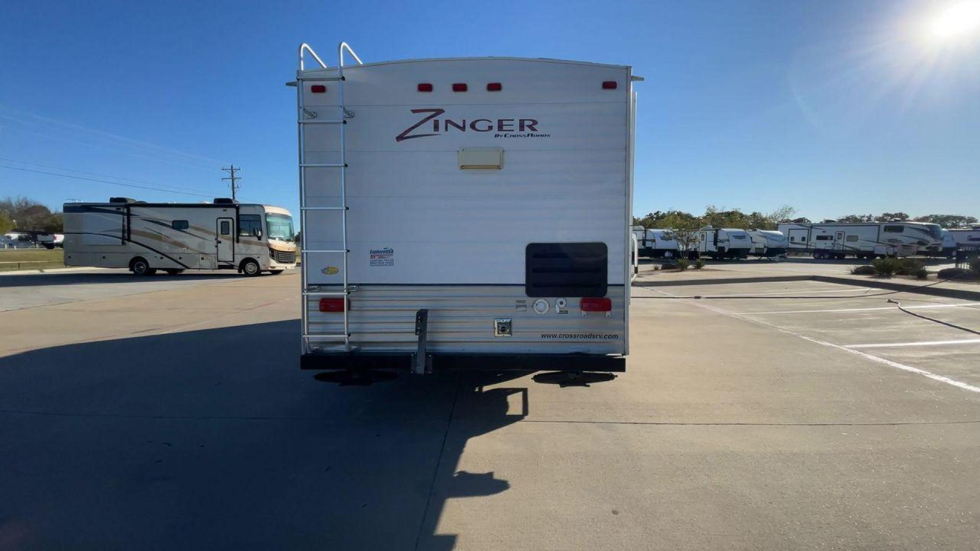 2010 WHITE CROSSROADS ZINGER (4V0TC252XAA) , Length: 26 ft | Dry Weight: 4,519 lbs | Gross Weight: 7,580 lbs | Slides: 1 transmission, located at 4319 N Main St, Cleburne, TX, 76033, (817) 678-5133, 32.385960, -97.391212 - With the 2010 CrossRoads RV Zinger ZT250RK, you may have the perfect balance of comfort and convenience. The dry weight of this 26-foot travel trailer is 4,519 pounds, while the gross weight is 7,580. This makes it easy to tow without sacrificing space or comfort. This RV has a single slide-out and - Photo#8