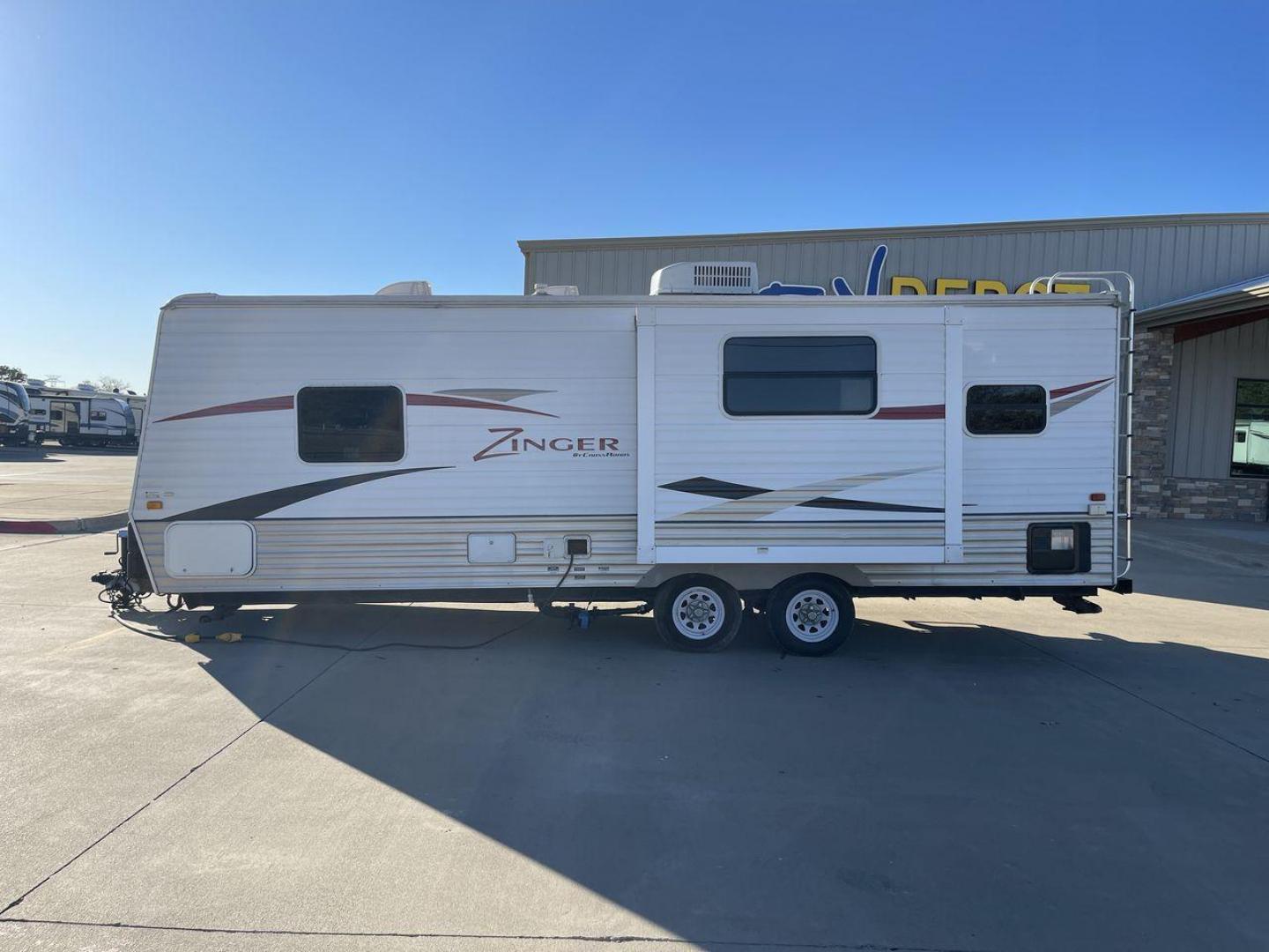 2010 WHITE CROSSROADS ZINGER (4V0TC252XAA) , Length: 26 ft | Dry Weight: 4,519 lbs | Gross Weight: 7,580 lbs | Slides: 1 transmission, located at 4319 N Main St, Cleburne, TX, 76033, (817) 678-5133, 32.385960, -97.391212 - With the 2010 CrossRoads RV Zinger ZT250RK, you may have the perfect balance of comfort and convenience. The dry weight of this 26-foot travel trailer is 4,519 pounds, while the gross weight is 7,580. This makes it easy to tow without sacrificing space or comfort. This RV has a single slide-out and - Photo#24