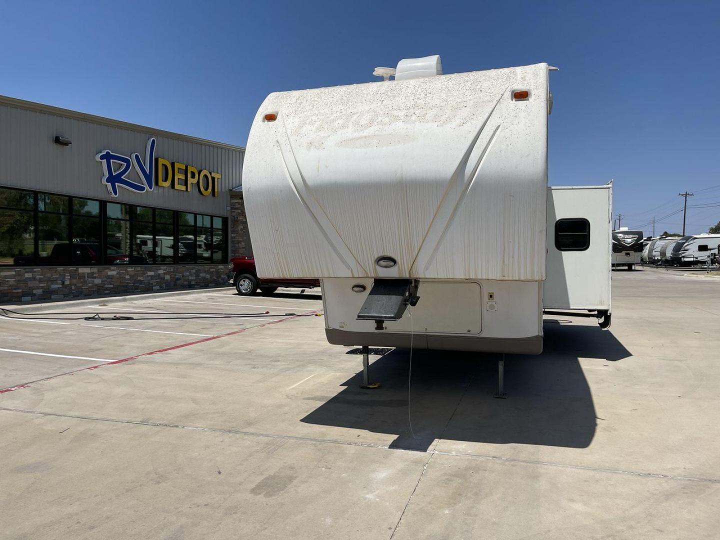 2010 WHITE FLAGSTAFF 8528CKSS - (4X4FFLD20A1) , Length: 30 ft. | Dry Weight: 6,877 lbs. | Slides: 2 transmission, located at 4319 N Main St, Cleburne, TX, 76033, (817) 678-5133, 32.385960, -97.391212 - The 2010 Flagstaff 8528CKSS CT is a well-crafted and compact travel trailer designed for comfort and convenience on the road. With a length of 30 feet 11 inches, a width of 8 feet, and a height of 12 feet 7 inches, this trailer offers a balance of space and maneuverability. Its thoughtful constructi - Photo#0