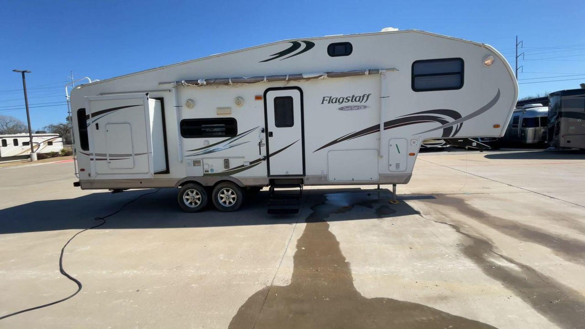 2010 WHITE FLAGSTAFF 8528CKSS - (4X4FFLD20A1) , Length: 30 ft. | Dry Weight: 6,877 lbs. | Slides: 2 transmission, located at 4319 N Main St, Cleburne, TX, 76033, (817) 678-5133, 32.385960, -97.391212 - Photo#2