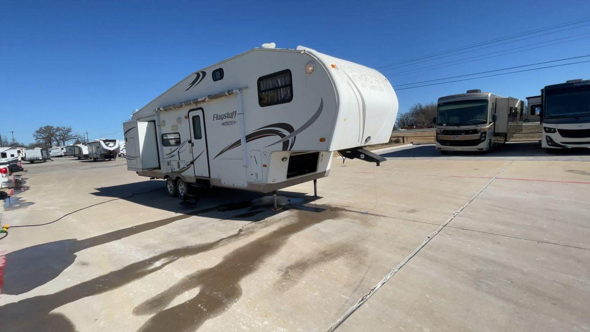 2010 WHITE FLAGSTAFF 8528CKSS - (4X4FFLD20A1) , Length: 30 ft. | Dry Weight: 6,877 lbs. | Slides: 2 transmission, located at 4319 N Main St, Cleburne, TX, 76033, (817) 678-5133, 32.385960, -97.391212 - Photo#3