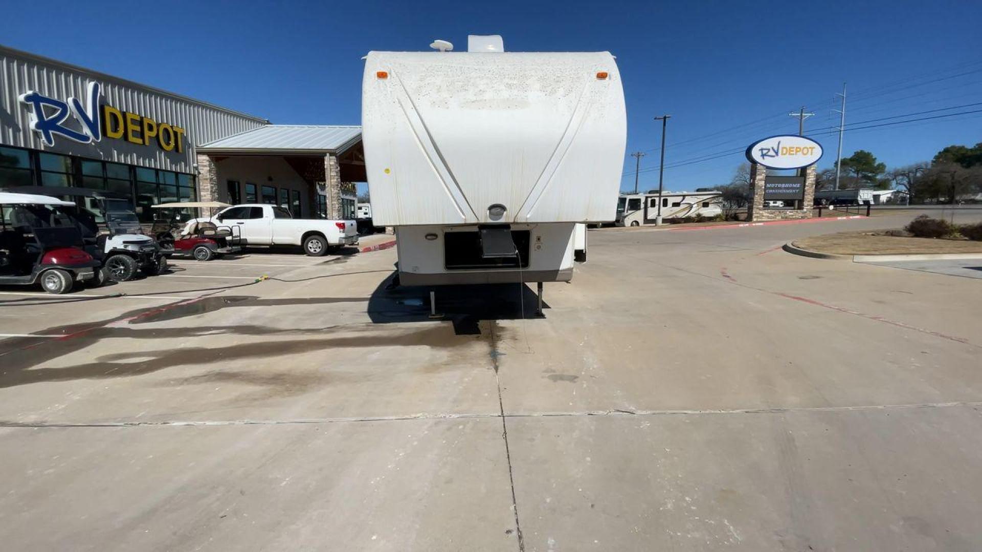 2010 WHITE FLAGSTAFF 8528CKSS - (4X4FFLD20A1) , Length: 30 ft. | Dry Weight: 6,877 lbs. | Slides: 2 transmission, located at 4319 N Main St, Cleburne, TX, 76033, (817) 678-5133, 32.385960, -97.391212 - Photo#4