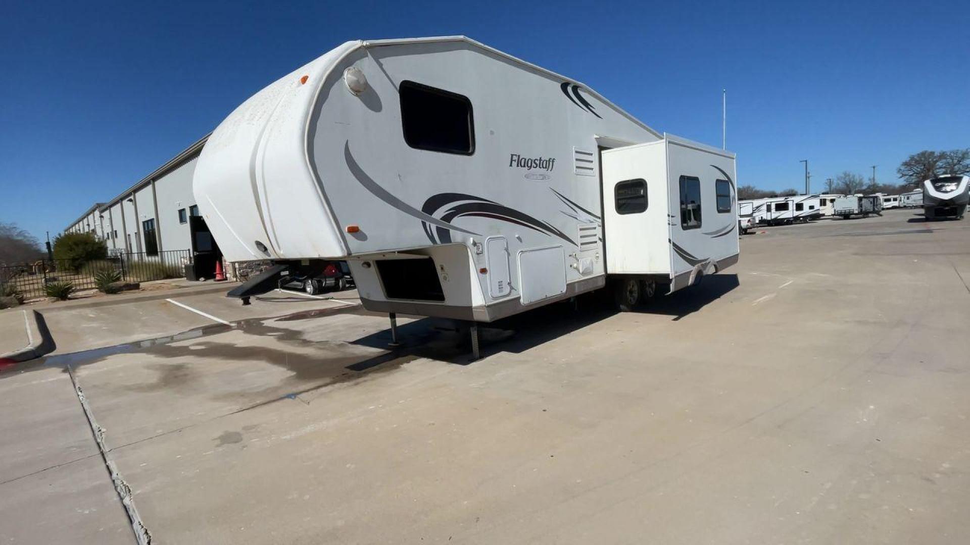 2010 WHITE FLAGSTAFF 8528CKSS - (4X4FFLD20A1) , Length: 30 ft. | Dry Weight: 6,877 lbs. | Slides: 2 transmission, located at 4319 N Main St, Cleburne, TX, 76033, (817) 678-5133, 32.385960, -97.391212 - Photo#5