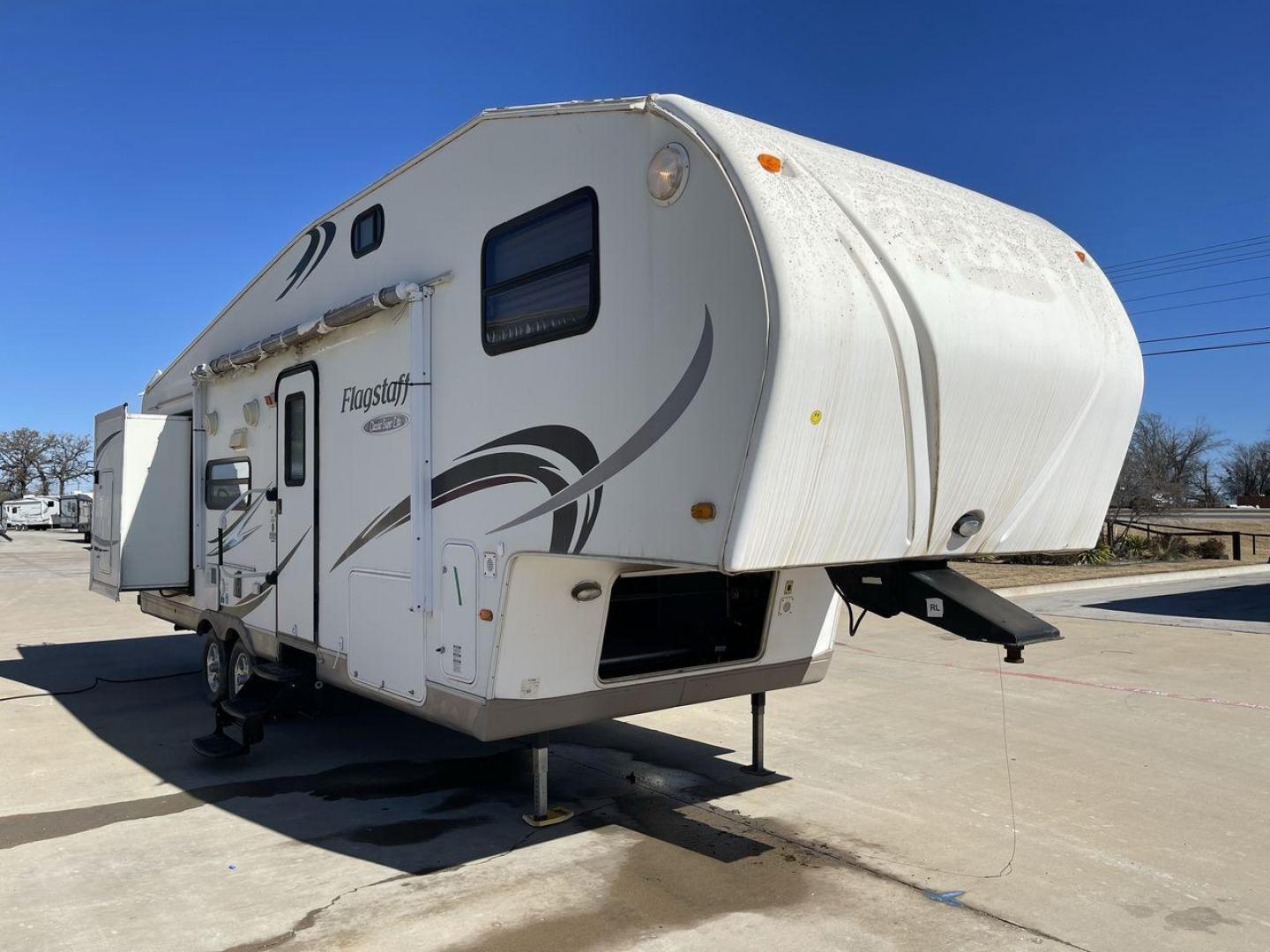 2010 WHITE FLAGSTAFF 8528CKSS - (4X4FFLD20A1) , Length: 30 ft. | Dry Weight: 6,877 lbs. | Slides: 2 transmission, located at 4319 N Main St, Cleburne, TX, 76033, (817) 678-5133, 32.385960, -97.391212 - Photo#23