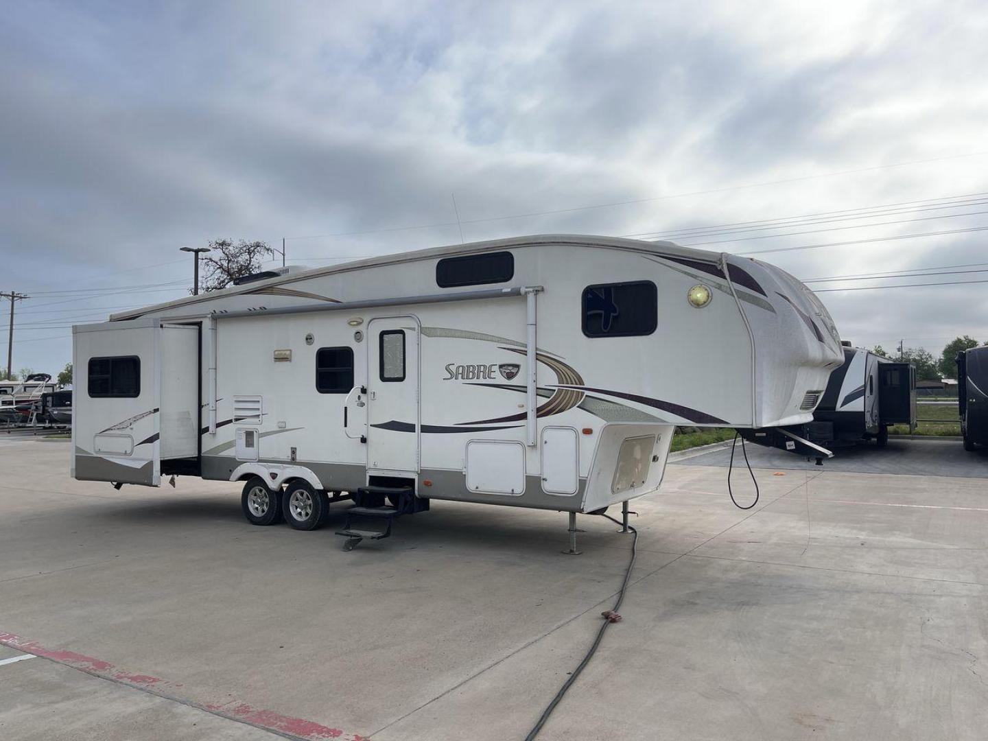 2010 WHITE FOREST RIVER SABRE 32QBDS - (4X4FSRH28A3) , Length: 35 ft. | Dry Weight: 9,235 lbs. | Gross Weight: 11,682 lbs. | Slides: 2 transmission, located at 4319 N Main St, Cleburne, TX, 76033, (817) 678-5133, 32.385960, -97.391212 - This 2010 Forest River Sabre 32QBDS has a very family-friendly floor plan. It measures 35 ft in length and has a dry weight of 9,235 lbs. The gross weight is 11,682 lbs, and it has two slides. The door leads you to the central living and kitchen area. The living area comes with an entertainment cent - Photo#22