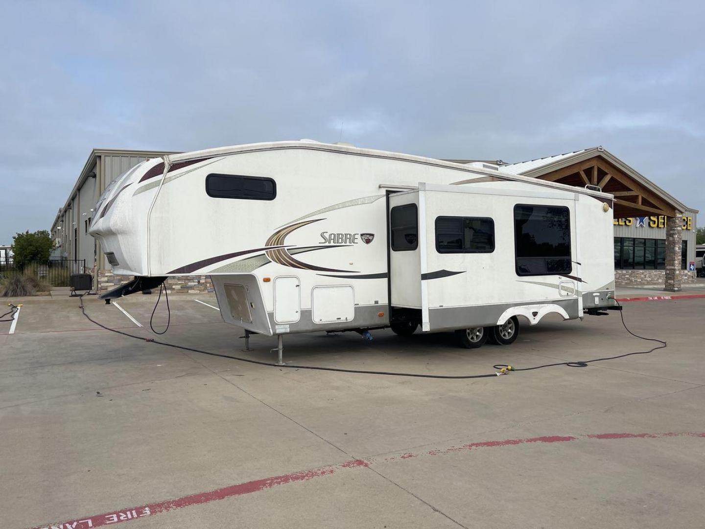 2010 WHITE FOREST RIVER SABRE 32QBDS - (4X4FSRH28A3) , Length: 35 ft. | Dry Weight: 9,235 lbs. | Gross Weight: 11,682 lbs. | Slides: 2 transmission, located at 4319 N Main St, Cleburne, TX, 76033, (817) 678-5133, 32.385960, -97.391212 - This 2010 Forest River Sabre 32QBDS has a very family-friendly floor plan. It measures 35 ft in length and has a dry weight of 9,235 lbs. The gross weight is 11,682 lbs, and it has two slides. The door leads you to the central living and kitchen area. The living area comes with an entertainment cent - Photo#23