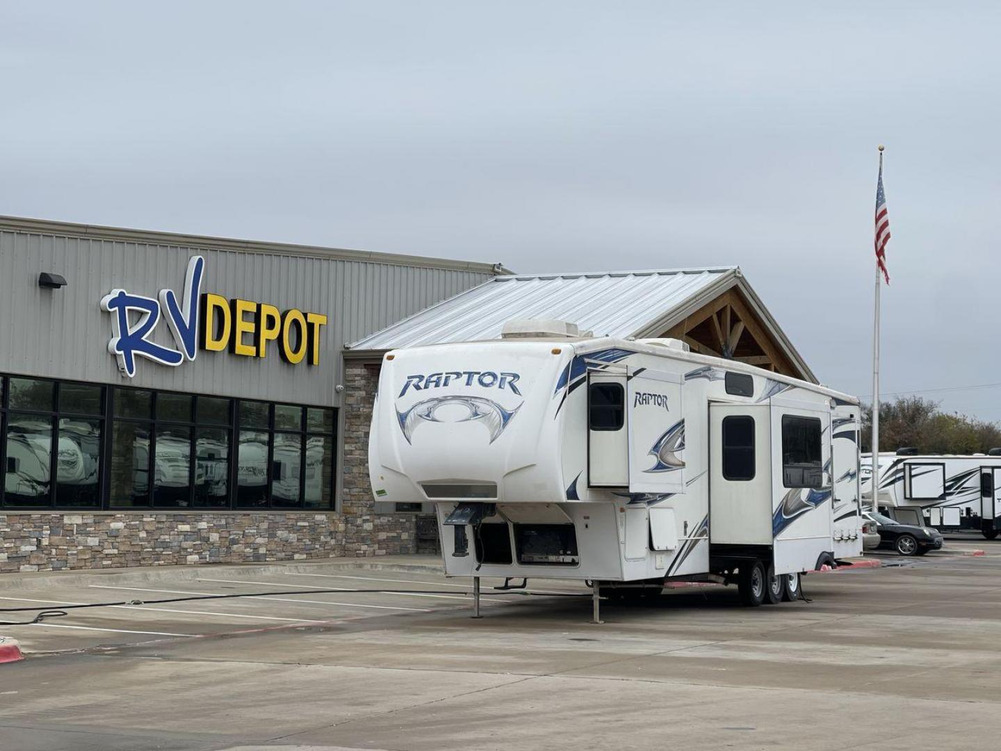 2010 WHITE RAPTOR 400RBG (4YDF4003XAR) , Length: 41.58 ft | Dry Weight: 13,263 lbs | Slides: 3 transmission, located at 4319 N Main St, Cleburne, TX, 76033, (817) 678-5133, 32.385960, -97.391212 - Set off on an exciting and cozy journey with the 2010 Keystone Raptor RP400 Toy Hauler, a remarkable creation that combines cutting-edge technology with ultimate relaxation. With a length of 41.58 feet, this toy hauler is crafted to enhance your RV adventure significantly. Designed with a sturdy alu - Photo#0