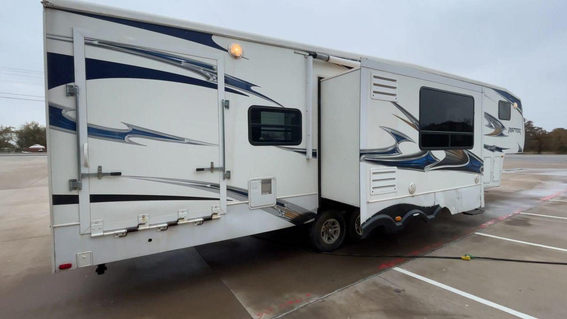 2010 WHITE RAPTOR 400RBG (4YDF4003XAR) , Length: 41.58 ft | Dry Weight: 13,263 lbs | Slides: 3 transmission, located at 4319 N Main St, Cleburne, TX, 76033, (817) 678-5133, 32.385960, -97.391212 - Set off on an exciting and cozy journey with the 2010 Keystone Raptor RP400 Toy Hauler, a remarkable creation that combines cutting-edge technology with ultimate relaxation. With a length of 41.58 feet, this toy hauler is crafted to enhance your RV adventure significantly. Designed with a sturdy alu - Photo#1