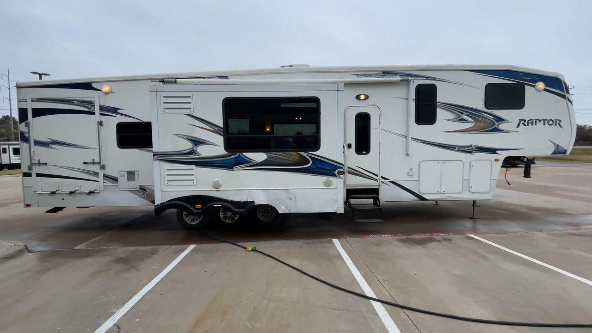 2010 WHITE RAPTOR 400RBG (4YDF4003XAR) , Length: 41.58 ft | Dry Weight: 13,263 lbs | Slides: 3 transmission, located at 4319 N Main St, Cleburne, TX, 76033, (817) 678-5133, 32.385960, -97.391212 - Set off on an exciting and cozy journey with the 2010 Keystone Raptor RP400 Toy Hauler, a remarkable creation that combines cutting-edge technology with ultimate relaxation. With a length of 41.58 feet, this toy hauler is crafted to enhance your RV adventure significantly. Designed with a sturdy alu - Photo#2