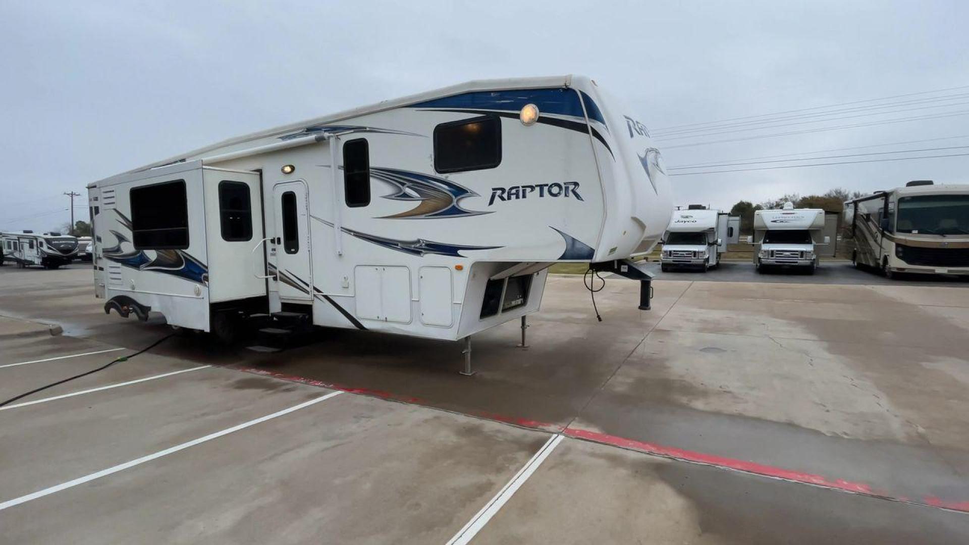 2010 WHITE RAPTOR 400RBG (4YDF4003XAR) , Length: 41.58 ft | Dry Weight: 13,263 lbs | Slides: 3 transmission, located at 4319 N Main St, Cleburne, TX, 76033, (817) 678-5133, 32.385960, -97.391212 - Set off on an exciting and cozy journey with the 2010 Keystone Raptor RP400 Toy Hauler, a remarkable creation that combines cutting-edge technology with ultimate relaxation. With a length of 41.58 feet, this toy hauler is crafted to enhance your RV adventure significantly. Designed with a sturdy alu - Photo#3