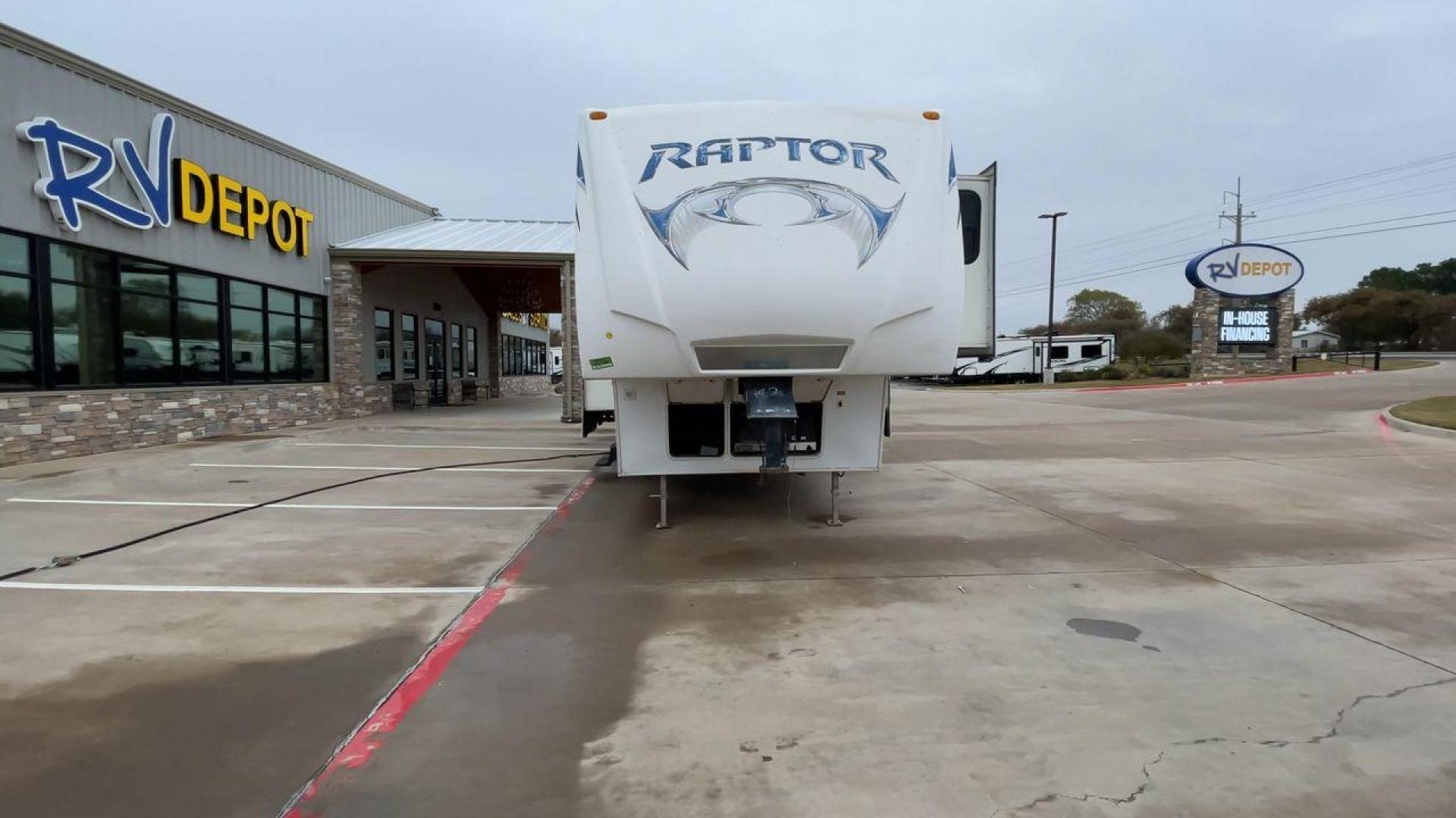 2010 WHITE RAPTOR 400RBG (4YDF4003XAR) , Length: 41.58 ft | Dry Weight: 13,263 lbs | Slides: 3 transmission, located at 4319 N Main St, Cleburne, TX, 76033, (817) 678-5133, 32.385960, -97.391212 - Set off on an exciting and cozy journey with the 2010 Keystone Raptor RP400 Toy Hauler, a remarkable creation that combines cutting-edge technology with ultimate relaxation. With a length of 41.58 feet, this toy hauler is crafted to enhance your RV adventure significantly. Designed with a sturdy alu - Photo#4