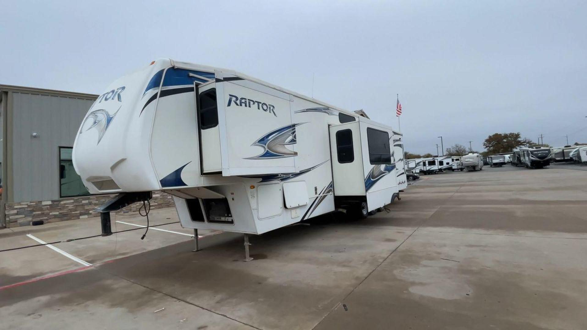 2010 WHITE RAPTOR 400RBG (4YDF4003XAR) , Length: 41.58 ft | Dry Weight: 13,263 lbs | Slides: 3 transmission, located at 4319 N Main St, Cleburne, TX, 76033, (817) 678-5133, 32.385960, -97.391212 - Set off on an exciting and cozy journey with the 2010 Keystone Raptor RP400 Toy Hauler, a remarkable creation that combines cutting-edge technology with ultimate relaxation. With a length of 41.58 feet, this toy hauler is crafted to enhance your RV adventure significantly. Designed with a sturdy alu - Photo#5