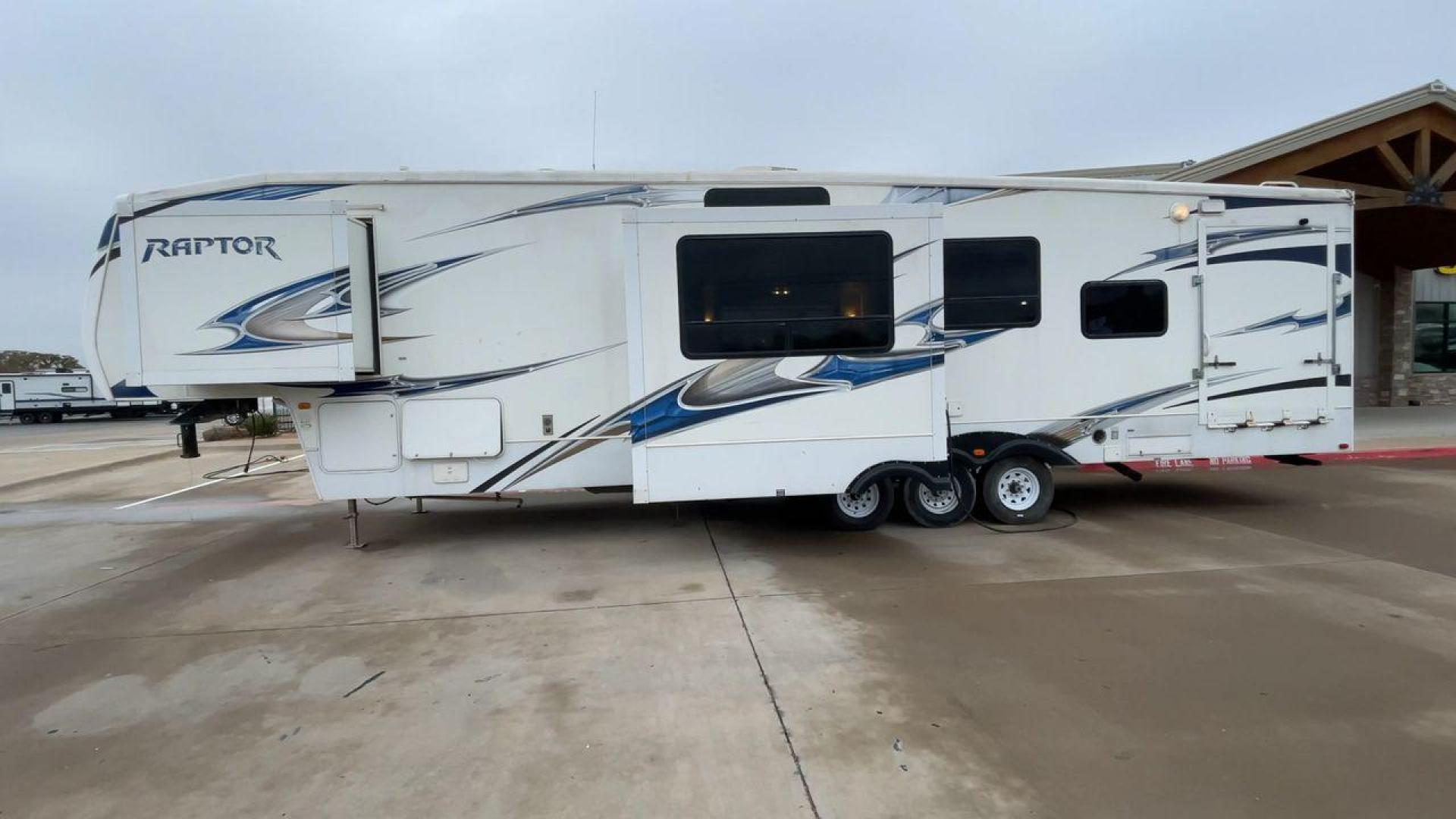 2010 WHITE RAPTOR 400RBG (4YDF4003XAR) , Length: 41.58 ft | Dry Weight: 13,263 lbs | Slides: 3 transmission, located at 4319 N Main St, Cleburne, TX, 76033, (817) 678-5133, 32.385960, -97.391212 - Set off on an exciting and cozy journey with the 2010 Keystone Raptor RP400 Toy Hauler, a remarkable creation that combines cutting-edge technology with ultimate relaxation. With a length of 41.58 feet, this toy hauler is crafted to enhance your RV adventure significantly. Designed with a sturdy alu - Photo#6