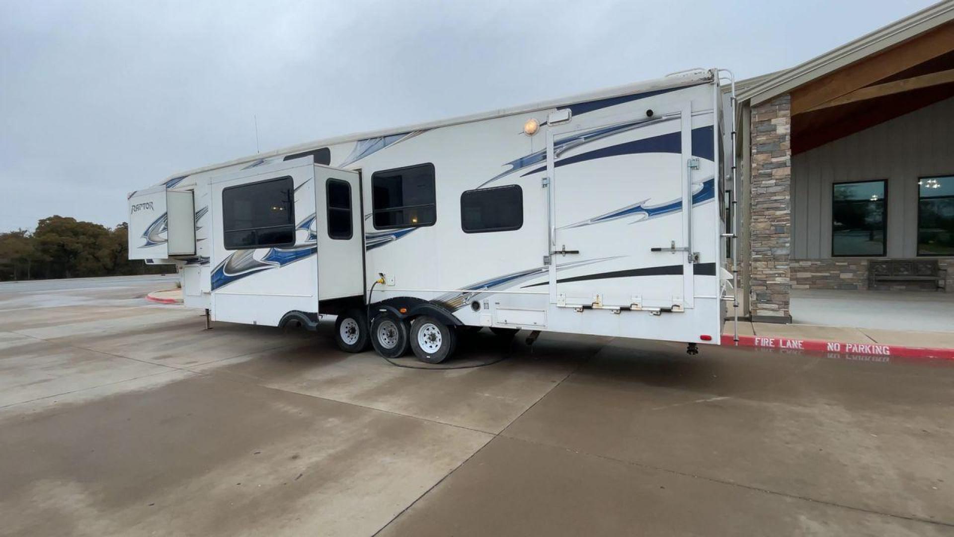 2010 WHITE RAPTOR 400RBG (4YDF4003XAR) , Length: 41.58 ft | Dry Weight: 13,263 lbs | Slides: 3 transmission, located at 4319 N Main St, Cleburne, TX, 76033, (817) 678-5133, 32.385960, -97.391212 - Set off on an exciting and cozy journey with the 2010 Keystone Raptor RP400 Toy Hauler, a remarkable creation that combines cutting-edge technology with ultimate relaxation. With a length of 41.58 feet, this toy hauler is crafted to enhance your RV adventure significantly. Designed with a sturdy alu - Photo#7