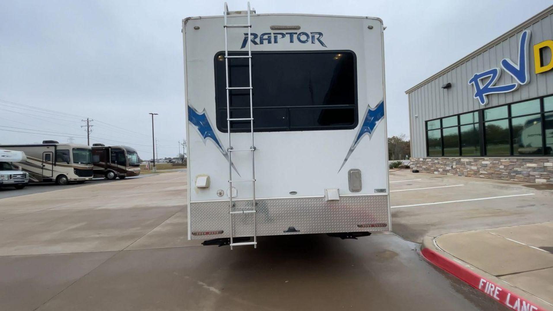 2010 WHITE RAPTOR 400RBG (4YDF4003XAR) , Length: 41.58 ft | Dry Weight: 13,263 lbs | Slides: 3 transmission, located at 4319 N Main St, Cleburne, TX, 76033, (817) 678-5133, 32.385960, -97.391212 - Set off on an exciting and cozy journey with the 2010 Keystone Raptor RP400 Toy Hauler, a remarkable creation that combines cutting-edge technology with ultimate relaxation. With a length of 41.58 feet, this toy hauler is crafted to enhance your RV adventure significantly. Designed with a sturdy alu - Photo#8