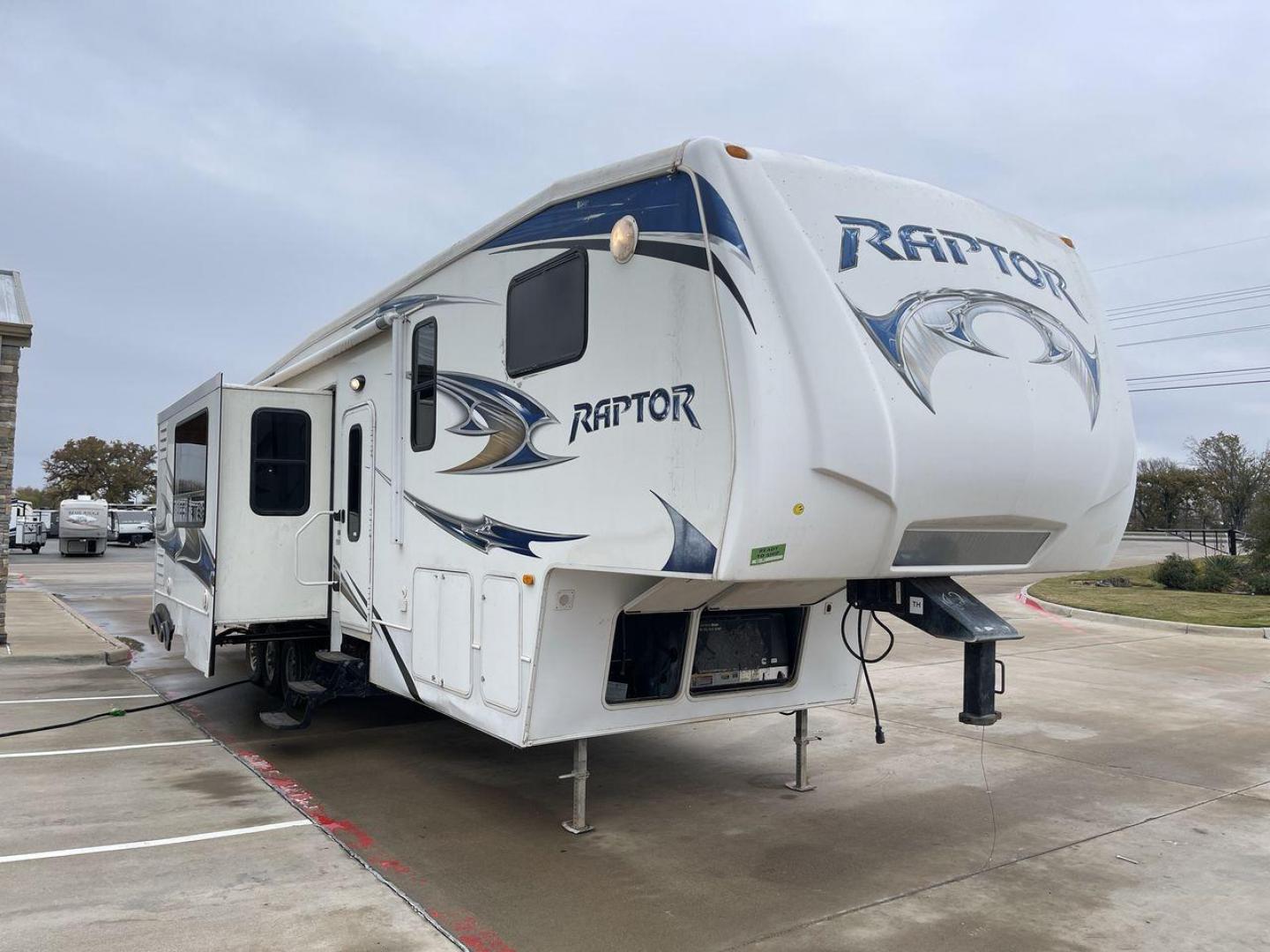 2010 WHITE RAPTOR 400RBG (4YDF4003XAR) , Length: 41.58 ft | Dry Weight: 13,263 lbs | Slides: 3 transmission, located at 4319 N Main St, Cleburne, TX, 76033, (817) 678-5133, 32.385960, -97.391212 - Set off on an exciting and cozy journey with the 2010 Keystone Raptor RP400 Toy Hauler, a remarkable creation that combines cutting-edge technology with ultimate relaxation. With a length of 41.58 feet, this toy hauler is crafted to enhance your RV adventure significantly. Designed with a sturdy alu - Photo#23