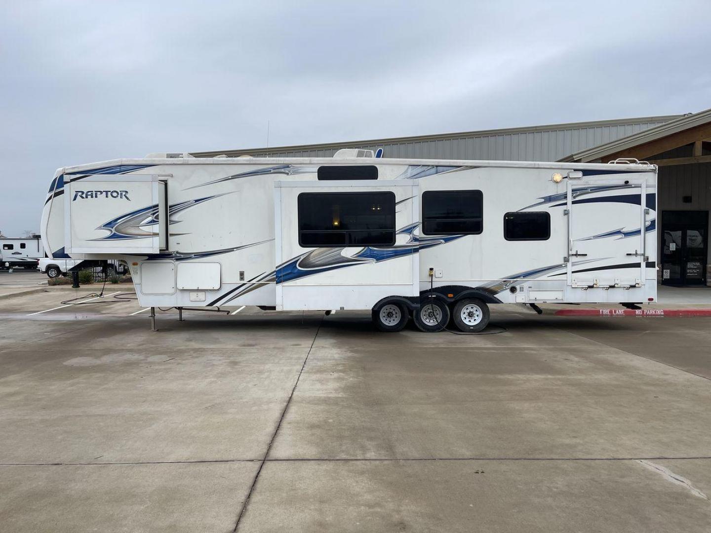 2010 WHITE RAPTOR 400RBG (4YDF4003XAR) , Length: 41.58 ft | Dry Weight: 13,263 lbs | Slides: 3 transmission, located at 4319 N Main St, Cleburne, TX, 76033, (817) 678-5133, 32.385960, -97.391212 - Set off on an exciting and cozy journey with the 2010 Keystone Raptor RP400 Toy Hauler, a remarkable creation that combines cutting-edge technology with ultimate relaxation. With a length of 41.58 feet, this toy hauler is crafted to enhance your RV adventure significantly. Designed with a sturdy alu - Photo#24