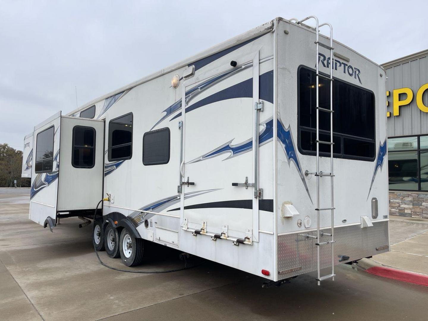 2010 WHITE RAPTOR 400RBG (4YDF4003XAR) , Length: 41.58 ft | Dry Weight: 13,263 lbs | Slides: 3 transmission, located at 4319 N Main St, Cleburne, TX, 76033, (817) 678-5133, 32.385960, -97.391212 - Set off on an exciting and cozy journey with the 2010 Keystone Raptor RP400 Toy Hauler, a remarkable creation that combines cutting-edge technology with ultimate relaxation. With a length of 41.58 feet, this toy hauler is crafted to enhance your RV adventure significantly. Designed with a sturdy alu - Photo#25