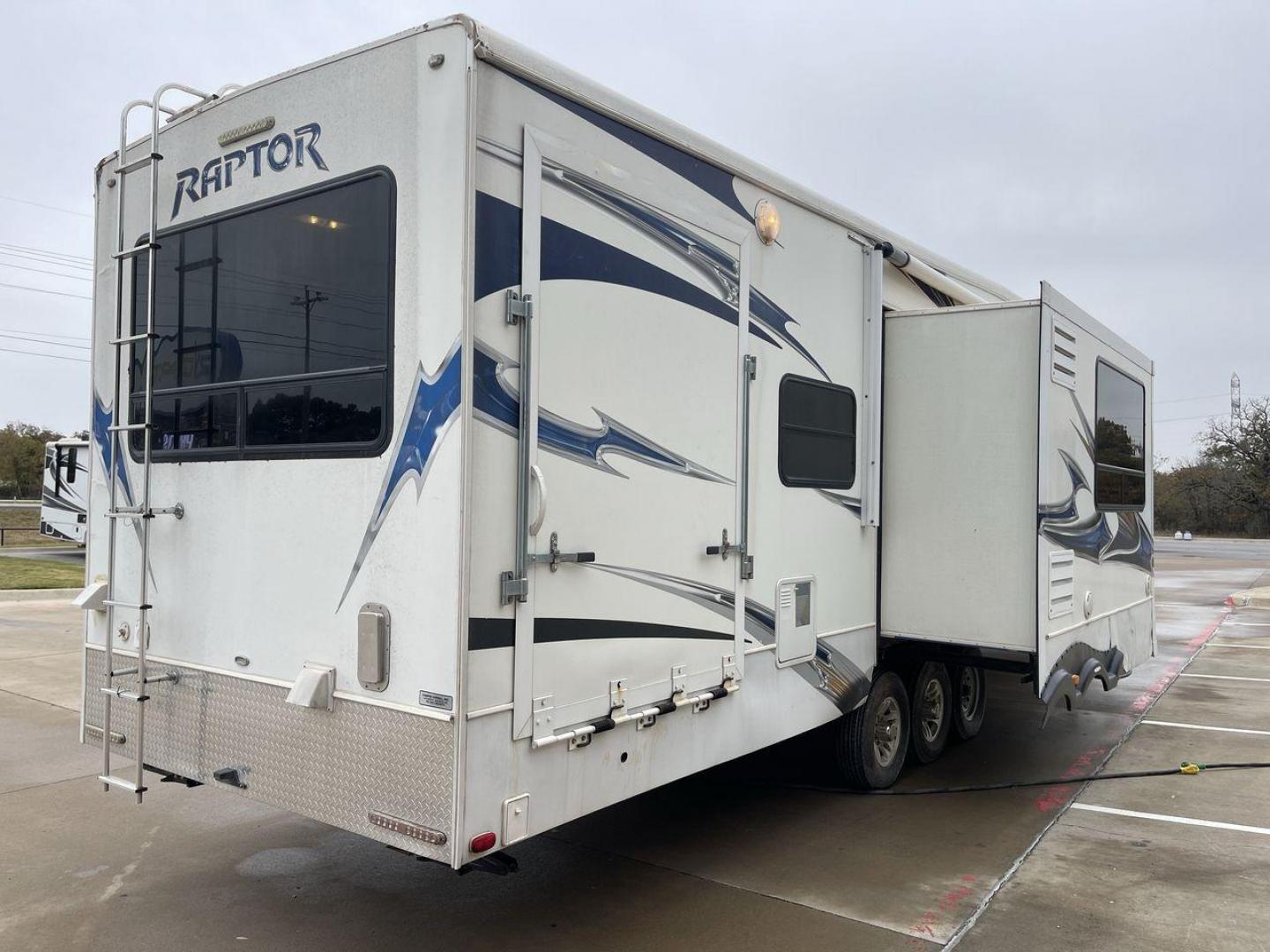 2010 WHITE RAPTOR 400RBG (4YDF4003XAR) , Length: 41.58 ft | Dry Weight: 13,263 lbs | Slides: 3 transmission, located at 4319 N Main St, Cleburne, TX, 76033, (817) 678-5133, 32.385960, -97.391212 - Set off on an exciting and cozy journey with the 2010 Keystone Raptor RP400 Toy Hauler, a remarkable creation that combines cutting-edge technology with ultimate relaxation. With a length of 41.58 feet, this toy hauler is crafted to enhance your RV adventure significantly. Designed with a sturdy alu - Photo#26