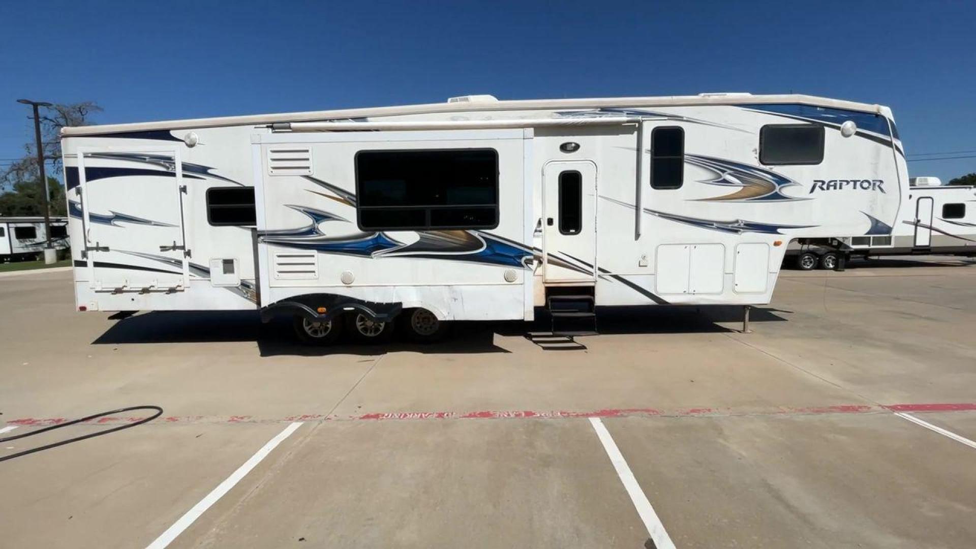 2010 WHITE RAPTOR 400RBG (4YDF4003XAR) , Length: 41.58 ft | Dry Weight: 13,263 lbs | Slides: 3 transmission, located at 4319 N Main St, Cleburne, TX, 76033, (817) 678-5133, 32.385960, -97.391212 - Set off on an exciting and cozy journey with the 2010 Keystone Raptor RP400 Toy Hauler, a remarkable creation that combines cutting-edge technology with ultimate relaxation. With a length of 41.58 feet, this toy hauler is crafted to enhance your RV adventure significantly. Designed with a sturdy alu - Photo#2