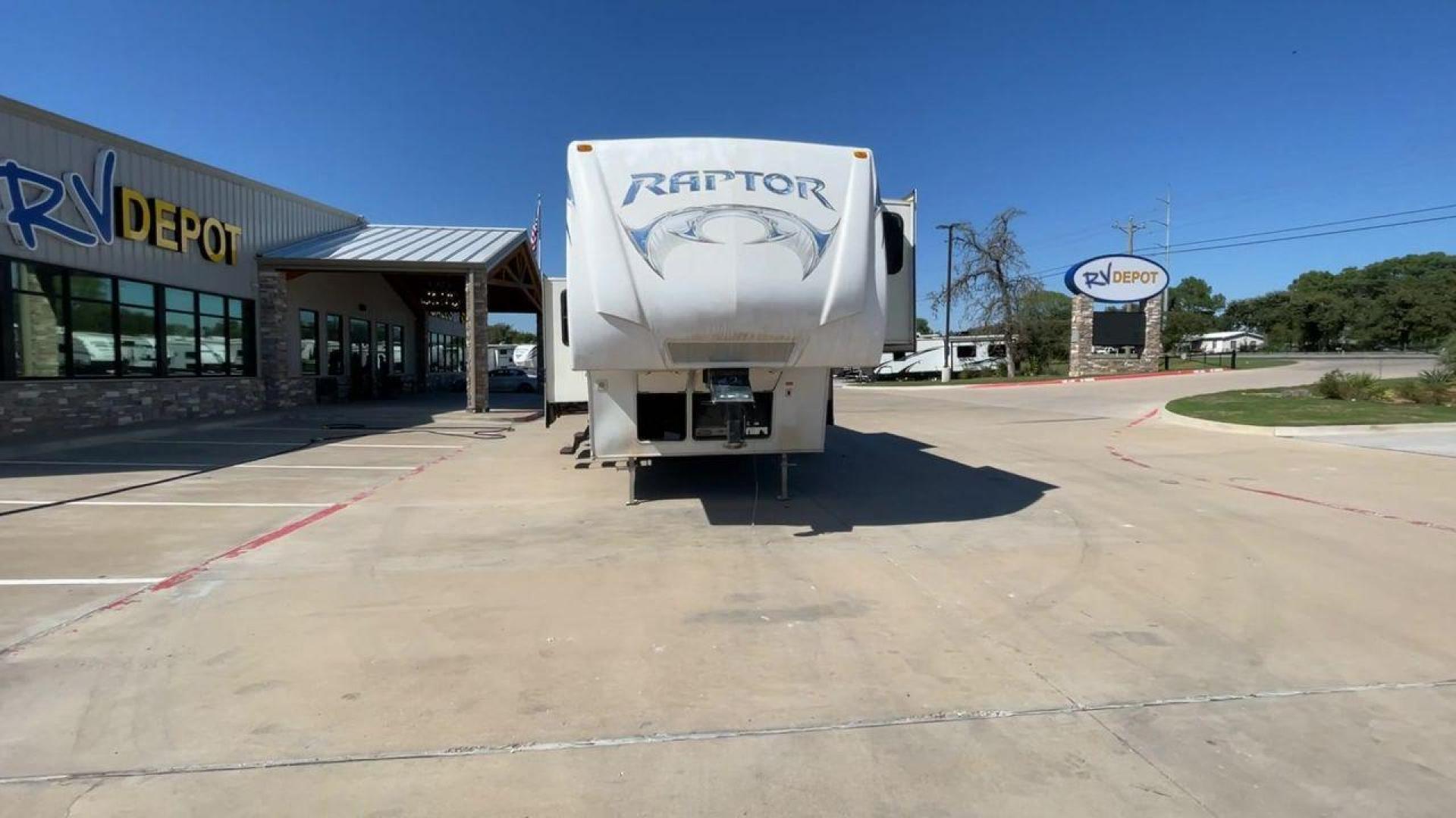 2010 WHITE RAPTOR 400RBG (4YDF4003XAR) , Length: 41.58 ft | Dry Weight: 13,263 lbs | Slides: 3 transmission, located at 4319 N Main St, Cleburne, TX, 76033, (817) 678-5133, 32.385960, -97.391212 - Set off on an exciting and cozy journey with the 2010 Keystone Raptor RP400 Toy Hauler, a remarkable creation that combines cutting-edge technology with ultimate relaxation. With a length of 41.58 feet, this toy hauler is crafted to enhance your RV adventure significantly. Designed with a sturdy alu - Photo#4