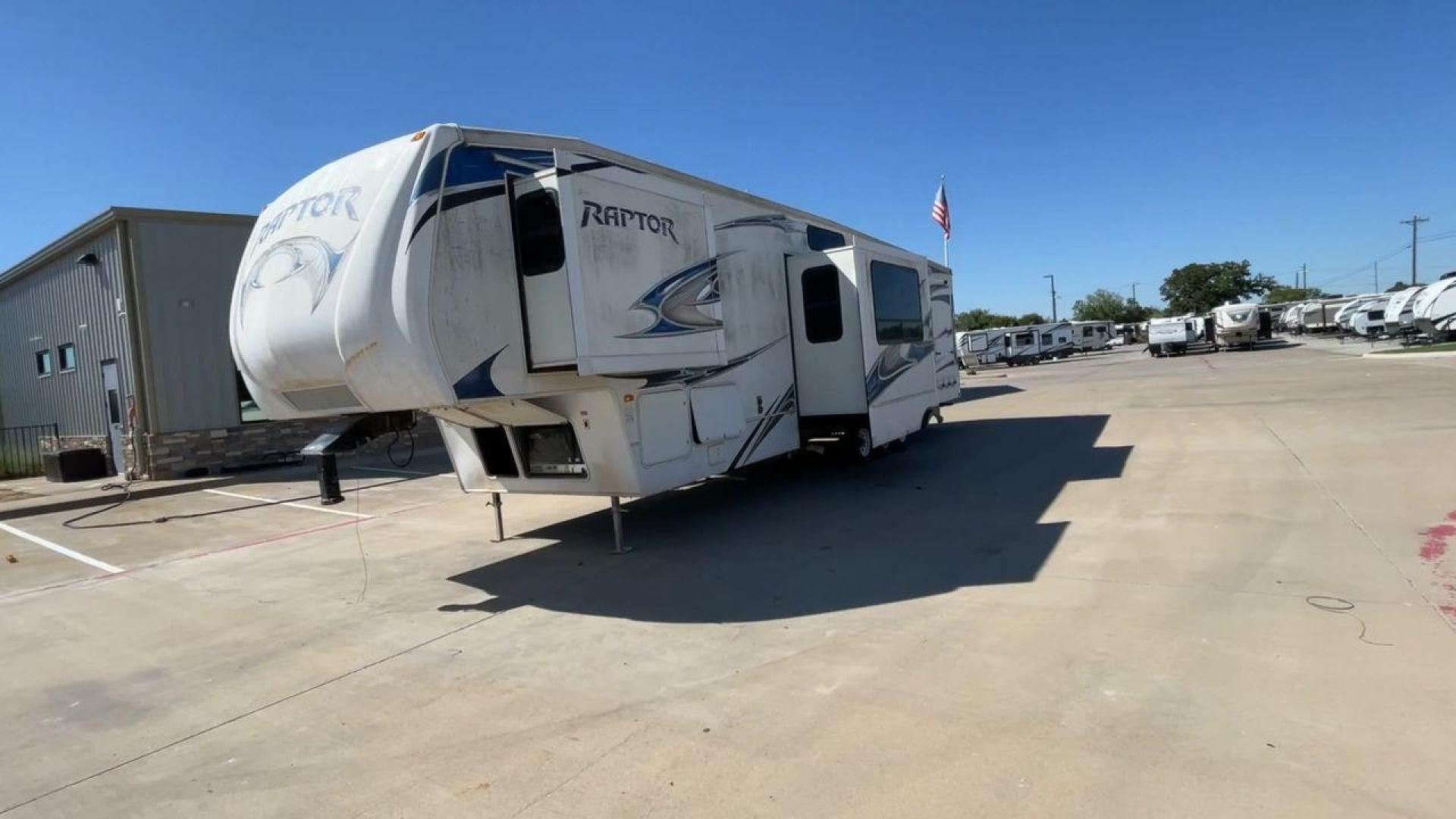 2010 WHITE RAPTOR 400RBG (4YDF4003XAR) , Length: 41.58 ft | Dry Weight: 13,263 lbs | Slides: 3 transmission, located at 4319 N Main St, Cleburne, TX, 76033, (817) 678-5133, 32.385960, -97.391212 - Set off on an exciting and cozy journey with the 2010 Keystone Raptor RP400 Toy Hauler, a remarkable creation that combines cutting-edge technology with ultimate relaxation. With a length of 41.58 feet, this toy hauler is crafted to enhance your RV adventure significantly. Designed with a sturdy alu - Photo#5