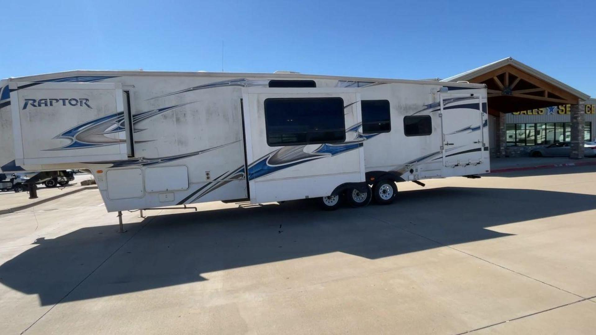 2010 WHITE RAPTOR 400RBG (4YDF4003XAR) , Length: 41.58 ft | Dry Weight: 13,263 lbs | Slides: 3 transmission, located at 4319 N Main St, Cleburne, TX, 76033, (817) 678-5133, 32.385960, -97.391212 - Set off on an exciting and cozy journey with the 2010 Keystone Raptor RP400 Toy Hauler, a remarkable creation that combines cutting-edge technology with ultimate relaxation. With a length of 41.58 feet, this toy hauler is crafted to enhance your RV adventure significantly. Designed with a sturdy alu - Photo#6