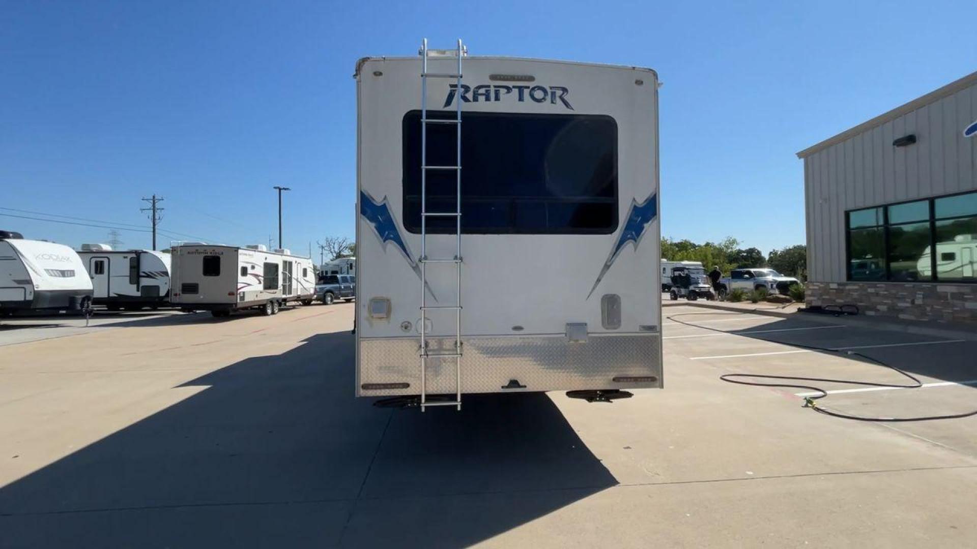 2010 WHITE RAPTOR 400RBG (4YDF4003XAR) , Length: 41.58 ft | Dry Weight: 13,263 lbs | Slides: 3 transmission, located at 4319 N Main St, Cleburne, TX, 76033, (817) 678-5133, 32.385960, -97.391212 - Set off on an exciting and cozy journey with the 2010 Keystone Raptor RP400 Toy Hauler, a remarkable creation that combines cutting-edge technology with ultimate relaxation. With a length of 41.58 feet, this toy hauler is crafted to enhance your RV adventure significantly. Designed with a sturdy alu - Photo#8