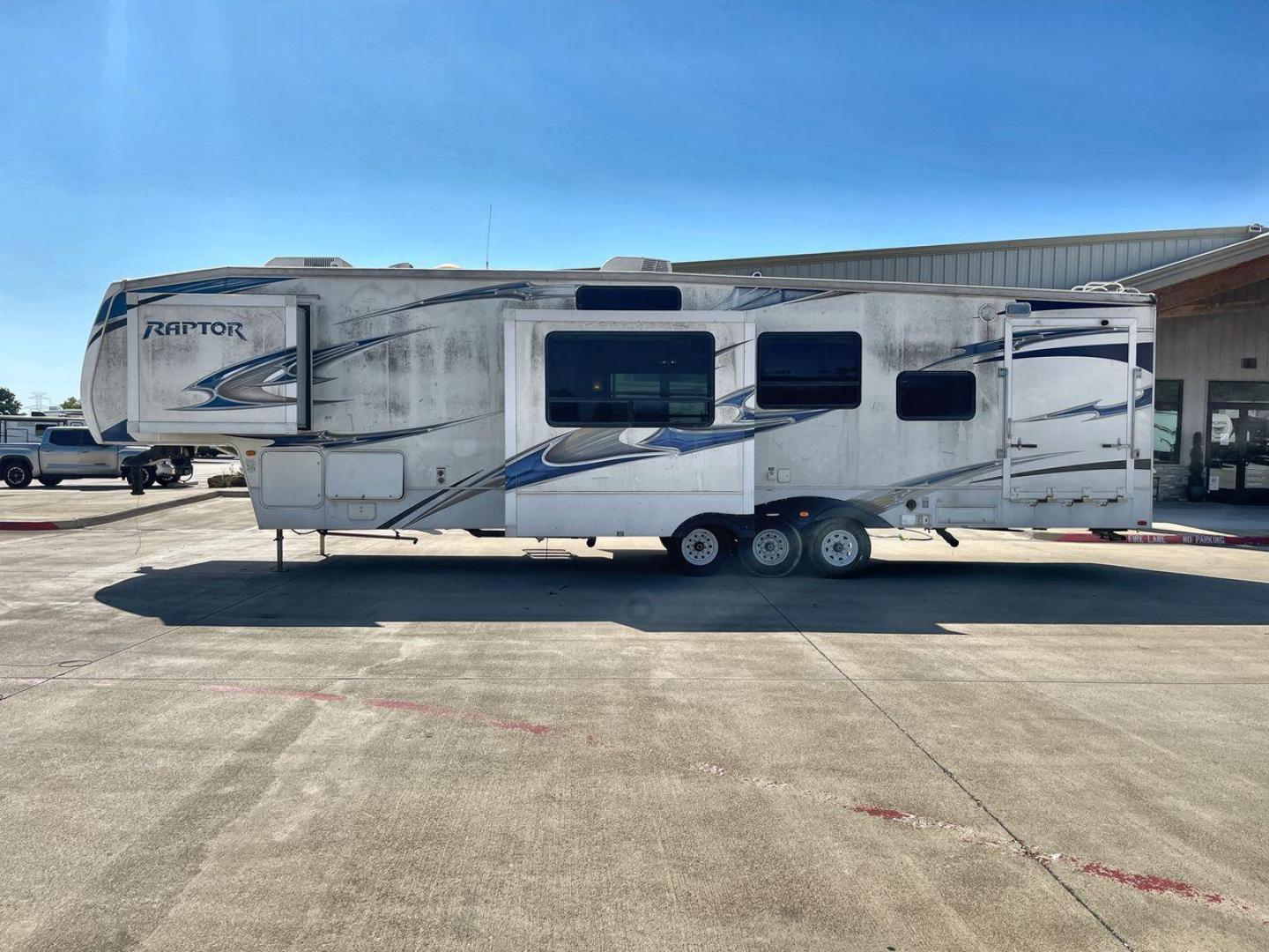 2010 WHITE RAPTOR 400RBG (4YDF4003XAR) , Length: 41.58 ft | Dry Weight: 13,263 lbs | Slides: 3 transmission, located at 4319 N Main St, Cleburne, TX, 76033, (817) 678-5133, 32.385960, -97.391212 - Set off on an exciting and cozy journey with the 2010 Keystone Raptor RP400 Toy Hauler, a remarkable creation that combines cutting-edge technology with ultimate relaxation. With a length of 41.58 feet, this toy hauler is crafted to enhance your RV adventure significantly. Designed with a sturdy alu - Photo#24