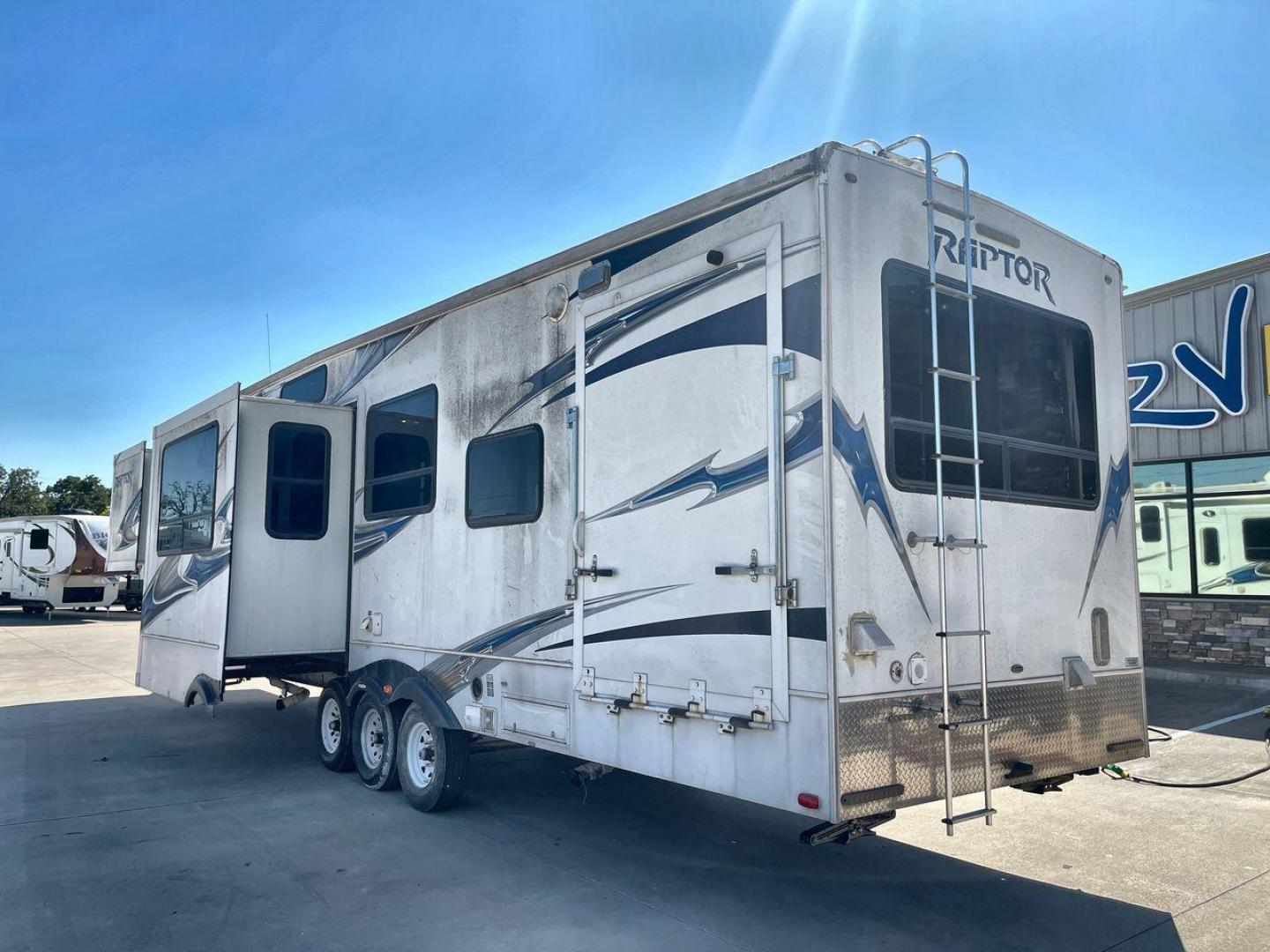 2010 WHITE RAPTOR 400RBG (4YDF4003XAR) , Length: 41.58 ft | Dry Weight: 13,263 lbs | Slides: 3 transmission, located at 4319 N Main St, Cleburne, TX, 76033, (817) 678-5133, 32.385960, -97.391212 - Set off on an exciting and cozy journey with the 2010 Keystone Raptor RP400 Toy Hauler, a remarkable creation that combines cutting-edge technology with ultimate relaxation. With a length of 41.58 feet, this toy hauler is crafted to enhance your RV adventure significantly. Designed with a sturdy alu - Photo#25