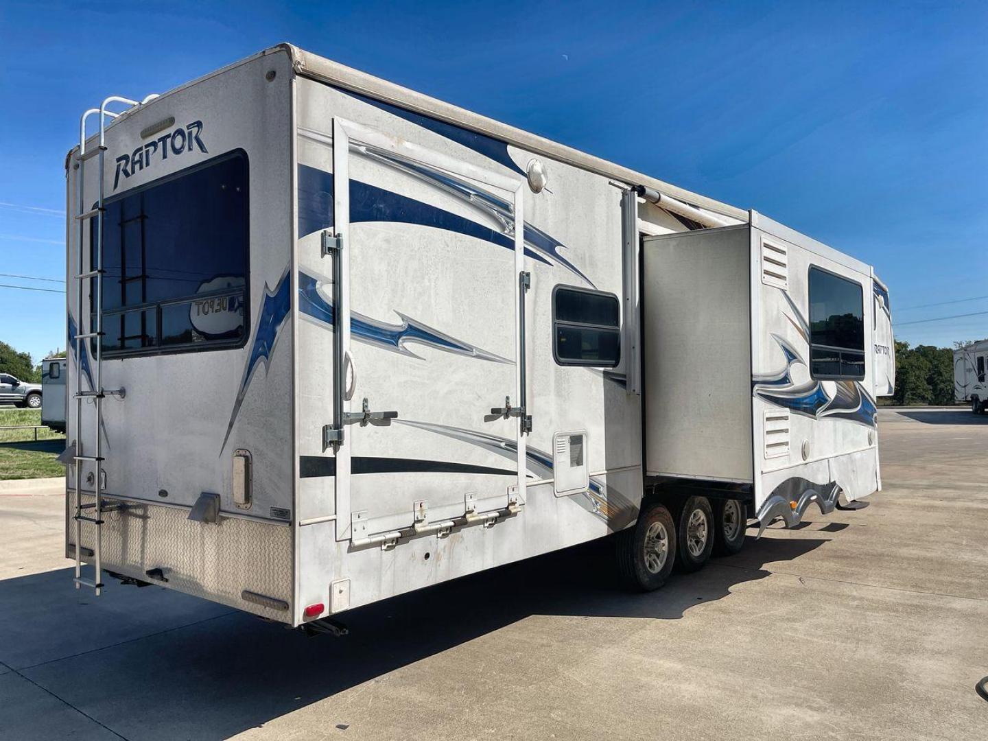 2010 WHITE RAPTOR 400RBG (4YDF4003XAR) , Length: 41.58 ft | Dry Weight: 13,263 lbs | Slides: 3 transmission, located at 4319 N Main St, Cleburne, TX, 76033, (817) 678-5133, 32.385960, -97.391212 - Set off on an exciting and cozy journey with the 2010 Keystone Raptor RP400 Toy Hauler, a remarkable creation that combines cutting-edge technology with ultimate relaxation. With a length of 41.58 feet, this toy hauler is crafted to enhance your RV adventure significantly. Designed with a sturdy alu - Photo#26