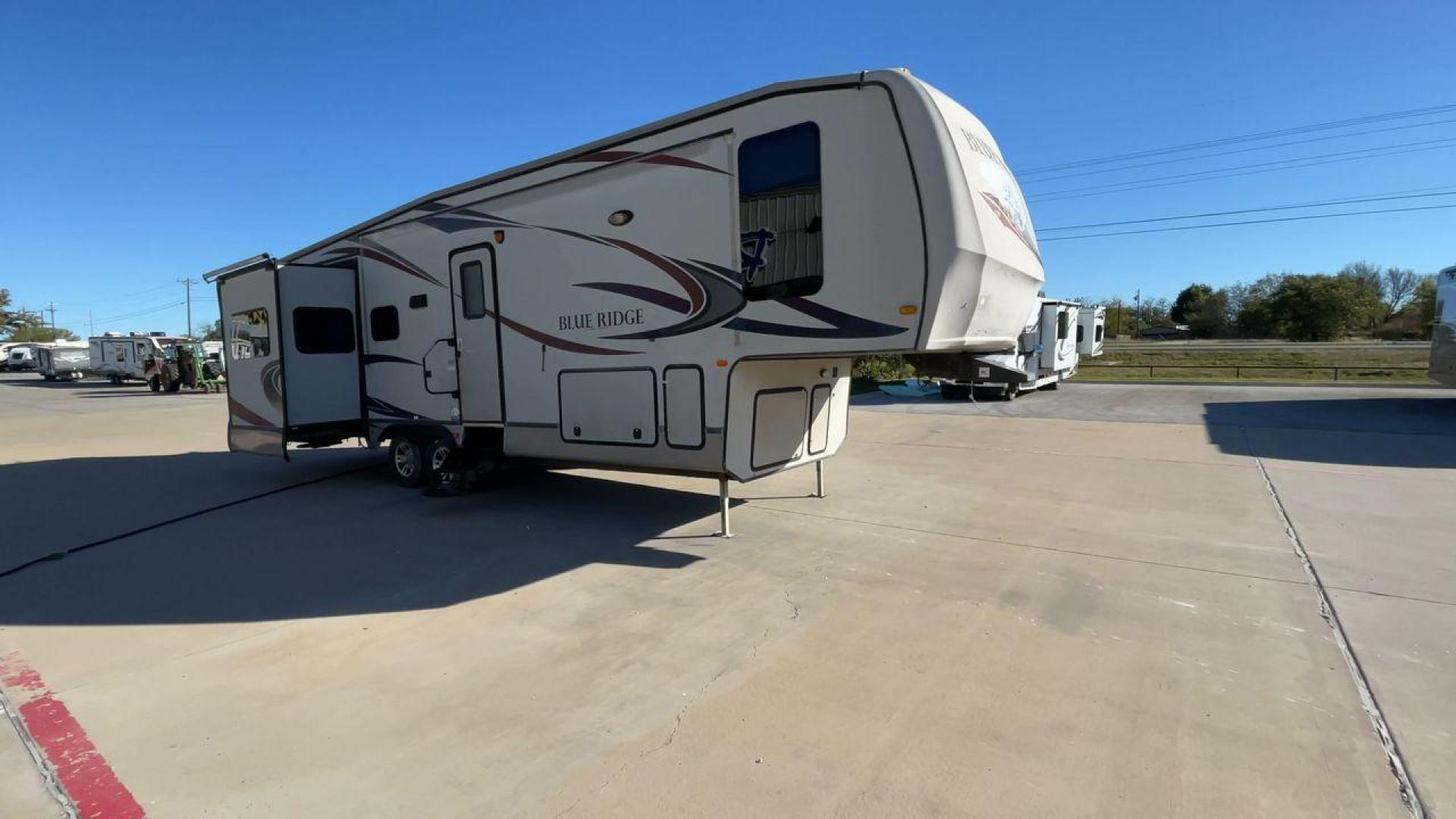 2011 TAN BLUE RIDGE 3125 (4X4FBLG22BG) , Length: 35.17 ft. | Dry Weight: 11,079 lbs. | Gross Weight: 13,975 lbs. | Slides: 3 transmission, located at 4319 N Main St, Cleburne, TX, 76033, (817) 678-5133, 32.385960, -97.391212 - Discover the perfect blend of comfort and functionality with the 2011 Blue Ridge 3125. It is a meticulously designed fifth-wheel trailer crafted for unforgettable travel experiences. Extending to 35 feet, this model incorporates three slide-outs, ingeniously expanding the living space to create an i - Photo#3