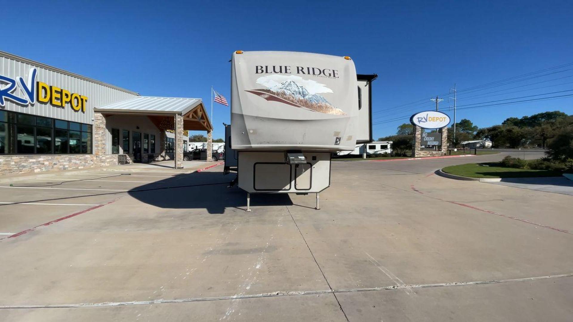 2011 TAN BLUE RIDGE 3125 (4X4FBLG22BG) , Length: 35.17 ft. | Dry Weight: 11,079 lbs. | Gross Weight: 13,975 lbs. | Slides: 3 transmission, located at 4319 N Main St, Cleburne, TX, 76033, (817) 678-5133, 32.385960, -97.391212 - Discover the perfect blend of comfort and functionality with the 2011 Blue Ridge 3125. It is a meticulously designed fifth-wheel trailer crafted for unforgettable travel experiences. Extending to 35 feet, this model incorporates three slide-outs, ingeniously expanding the living space to create an i - Photo#4